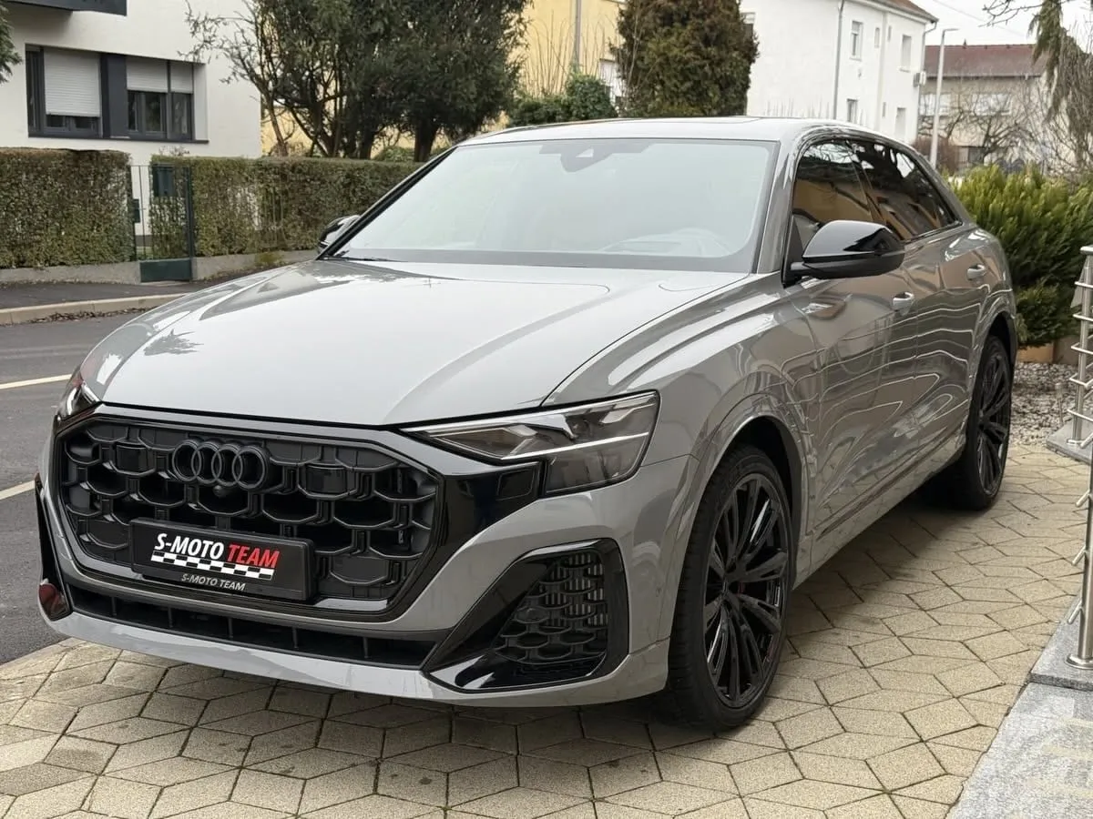 Audi SQ8 TFSI quattro u sivoj boji - pogled sprijeda ukoso