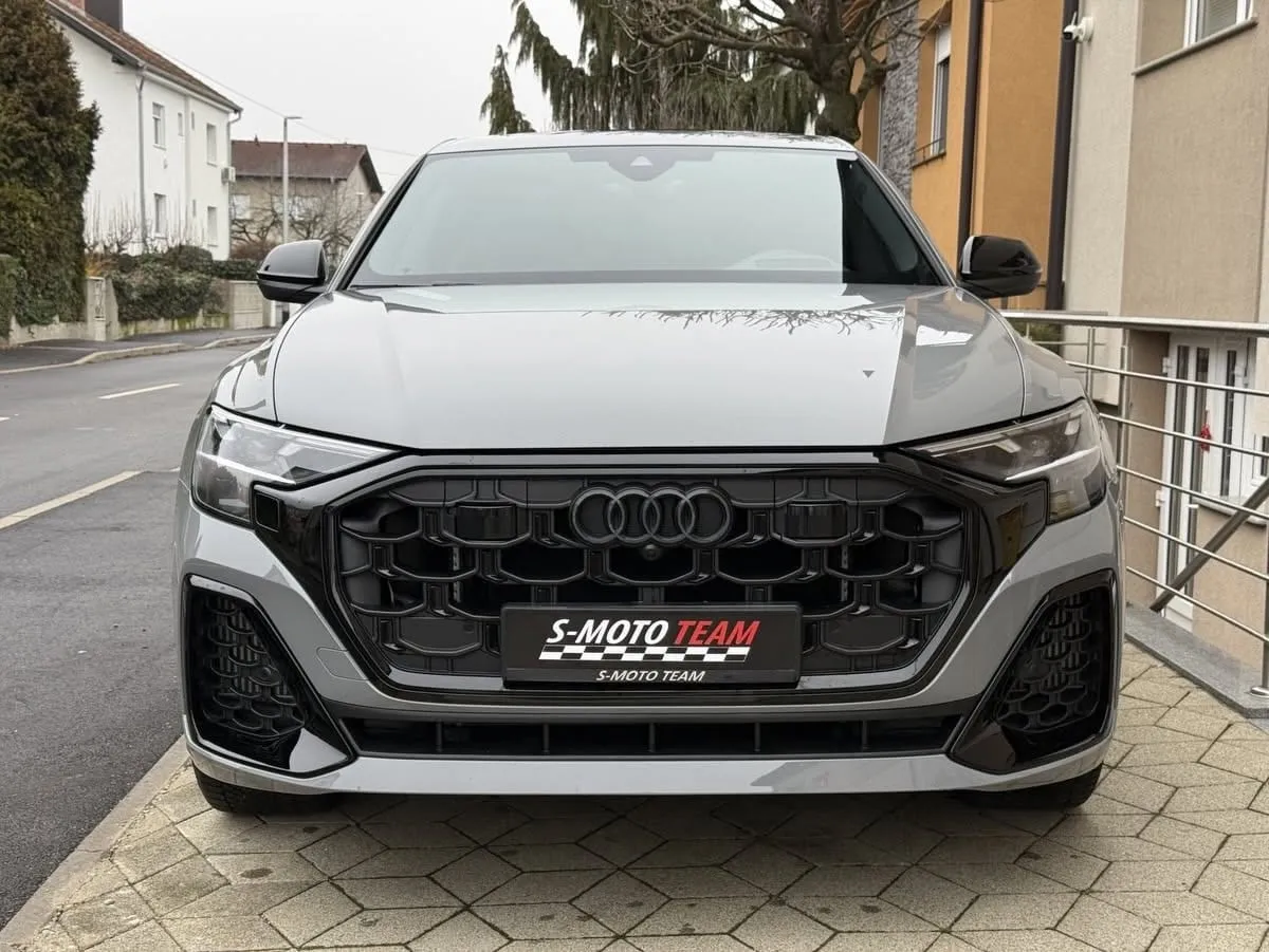 Audi SQ8 TFSI quattro u sivoj boji - pogled sprijeda