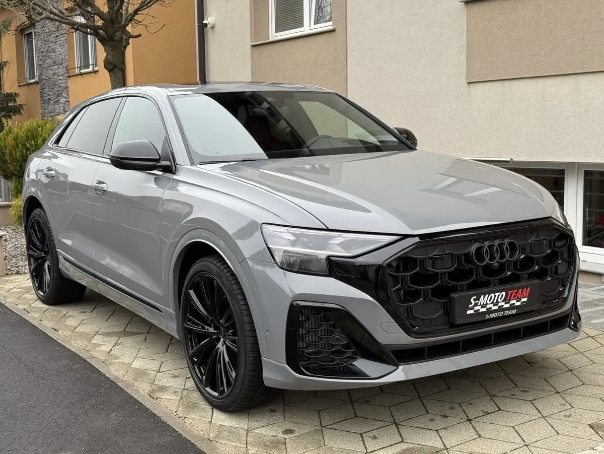 Audi SQ8 TFSI quattro u sivoj boji - pogled ukoso s druge strane