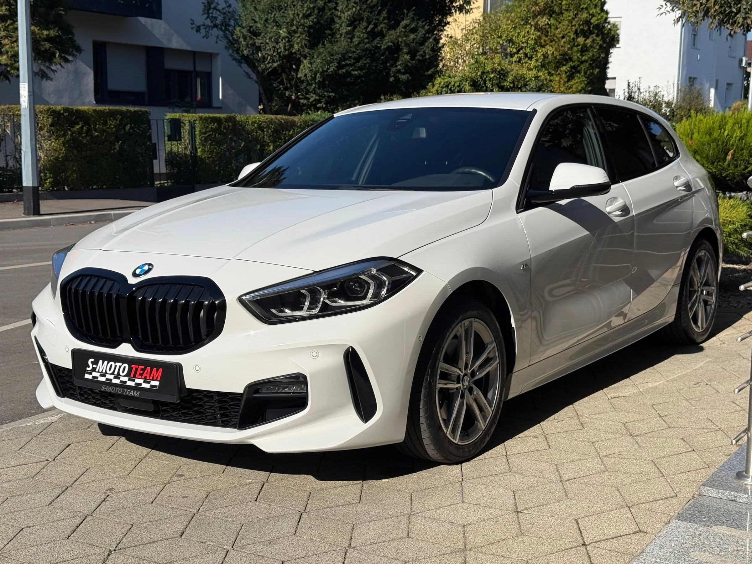 BMW 118i M Sport u bijeloj boji - pogled sprijeda ukoso