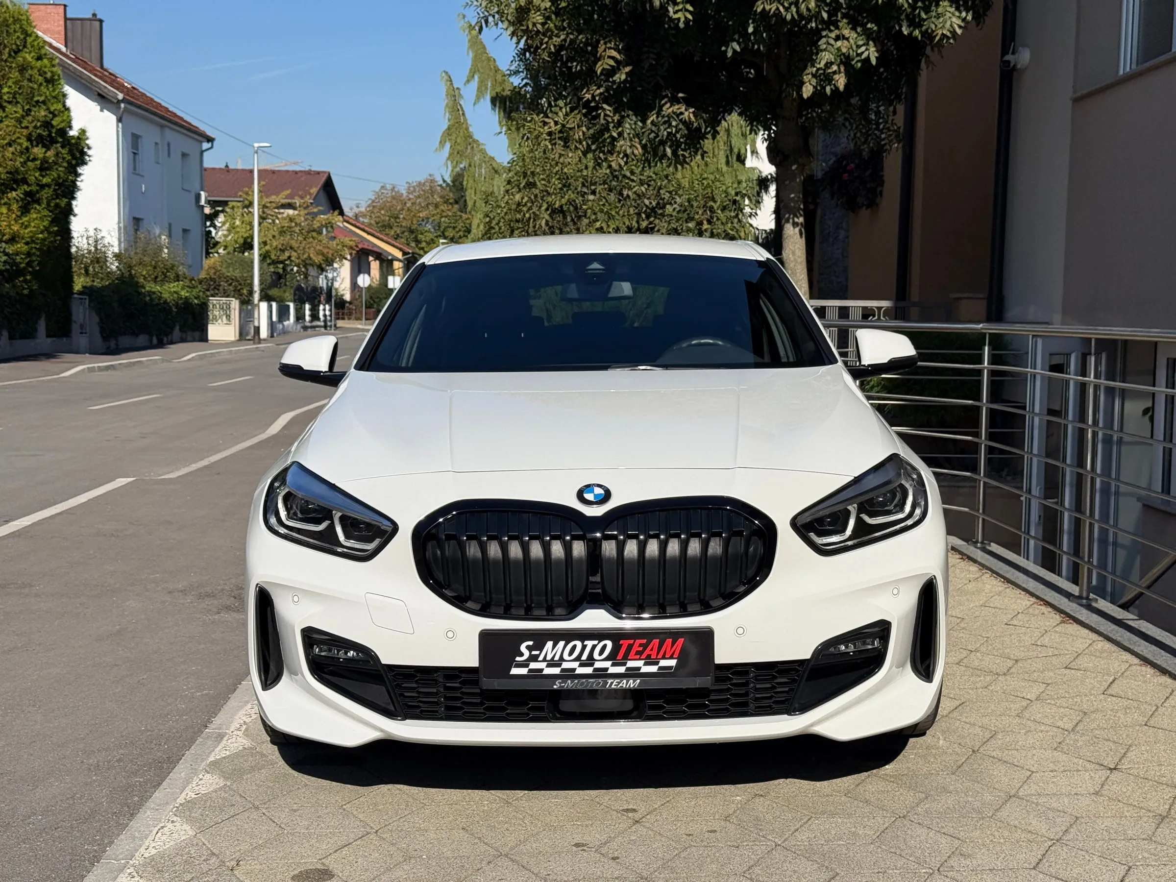 BMW 118i M Sport u bijeloj boji - pogled sprijeda