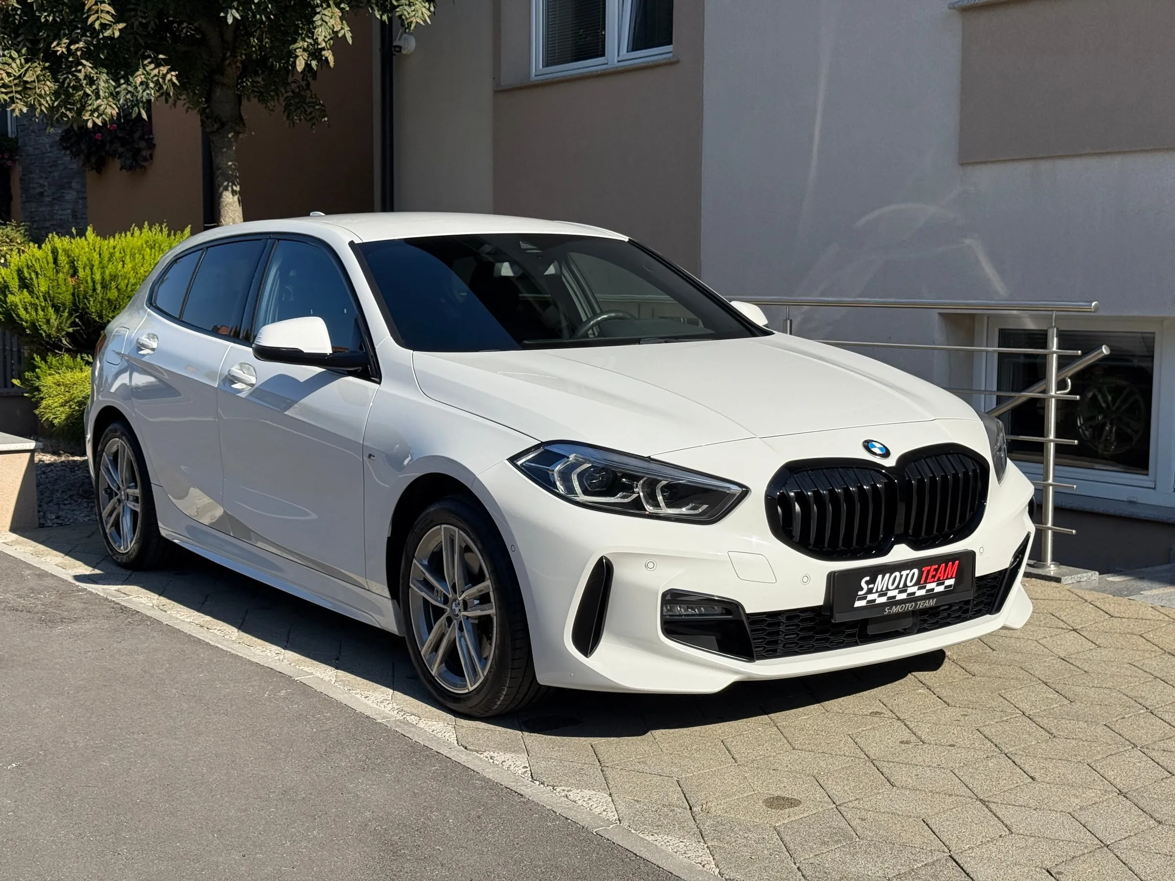 BMW 118i M Sport u bijeloj boji - pogled ukoso s druge strane