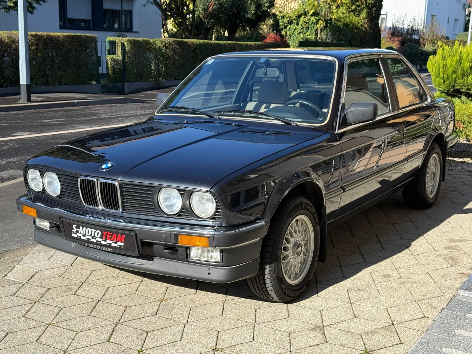 BMW 320i E30 u crnoj boji - pogled sprijeda ukoso
