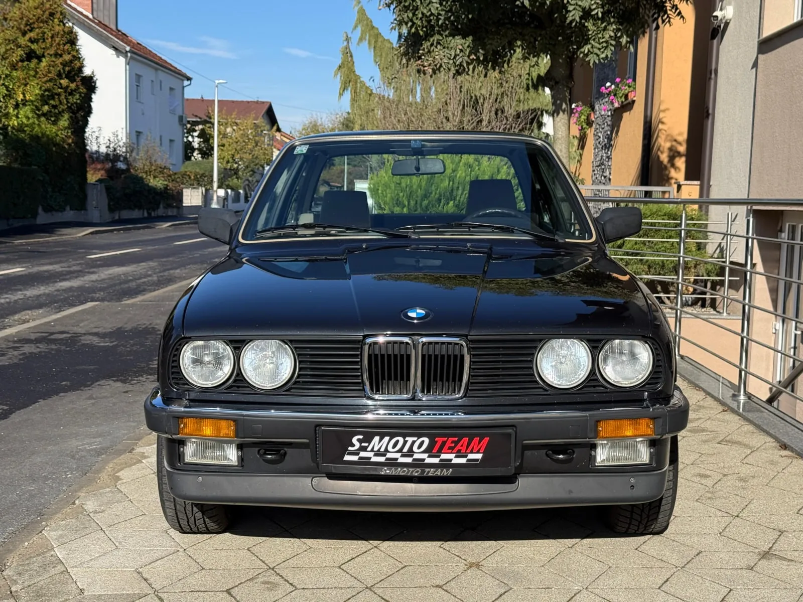 BMW 320i E30 u crnoj boji - pogled sprijeda
