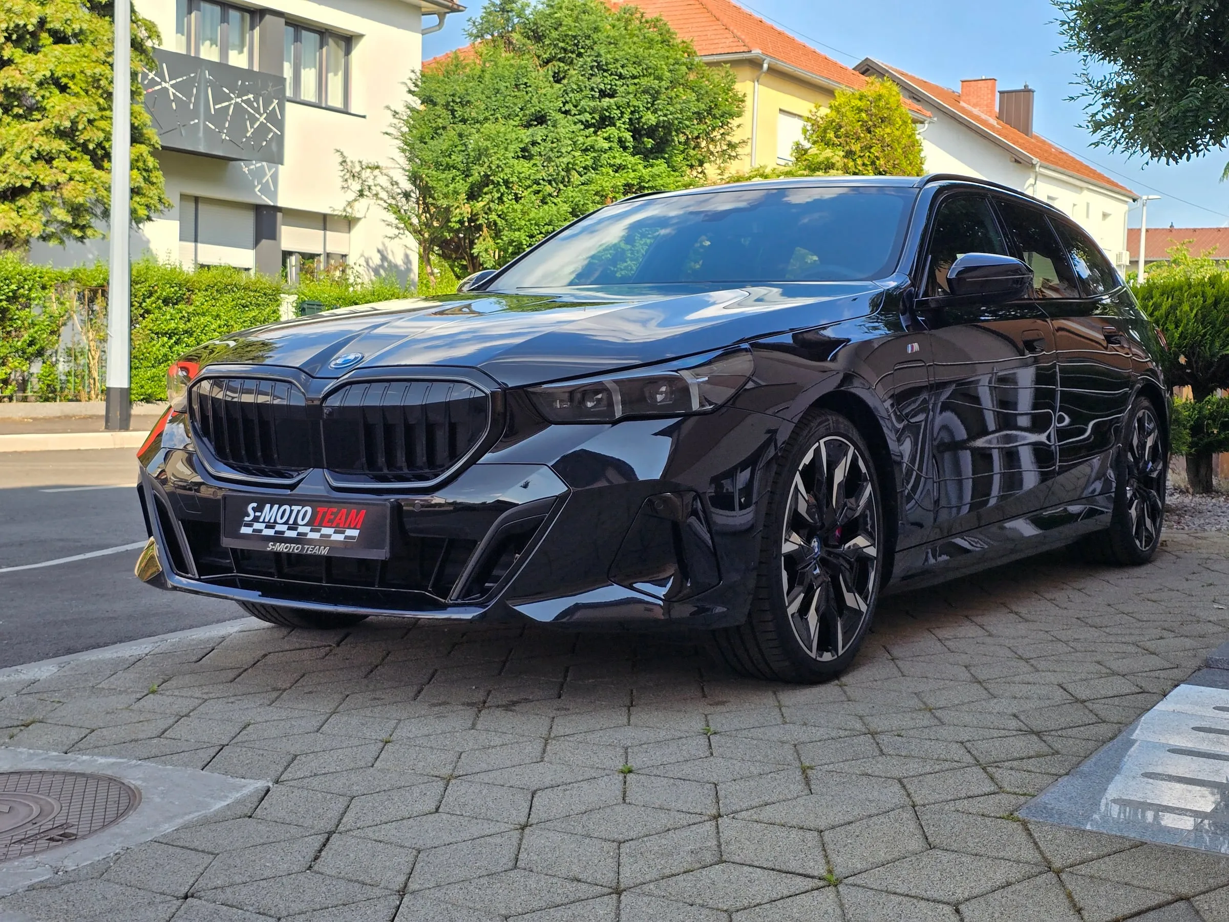 BMW 550e xDrive M Sport Pro u crnoj boji - pogled sprijeda ukoso