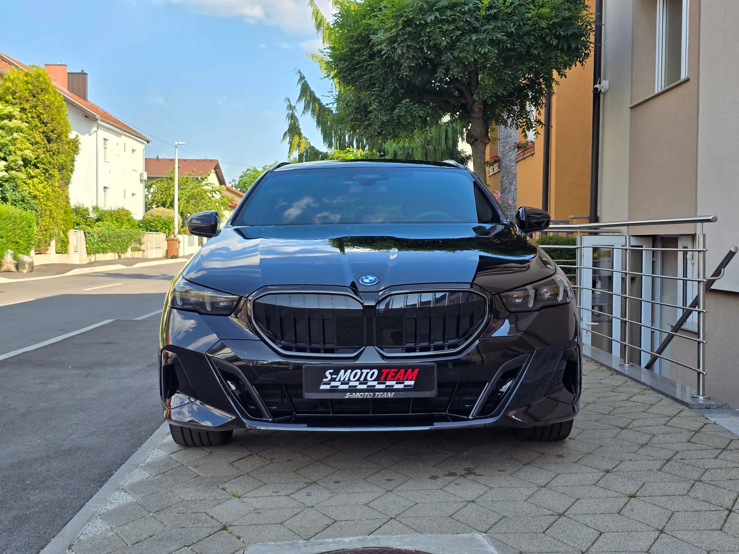 BMW 550e xDrive M Sport Pro u crnoj boji - pogled sprijeda