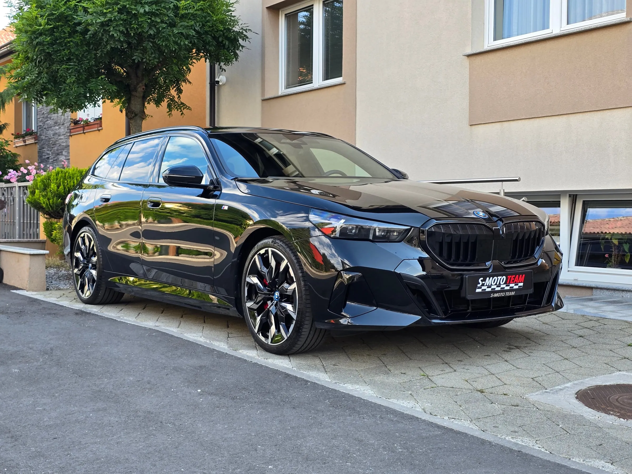 BMW 550e xDrive M Sport Pro u crnoj boji - pogled ukoso s druge strane