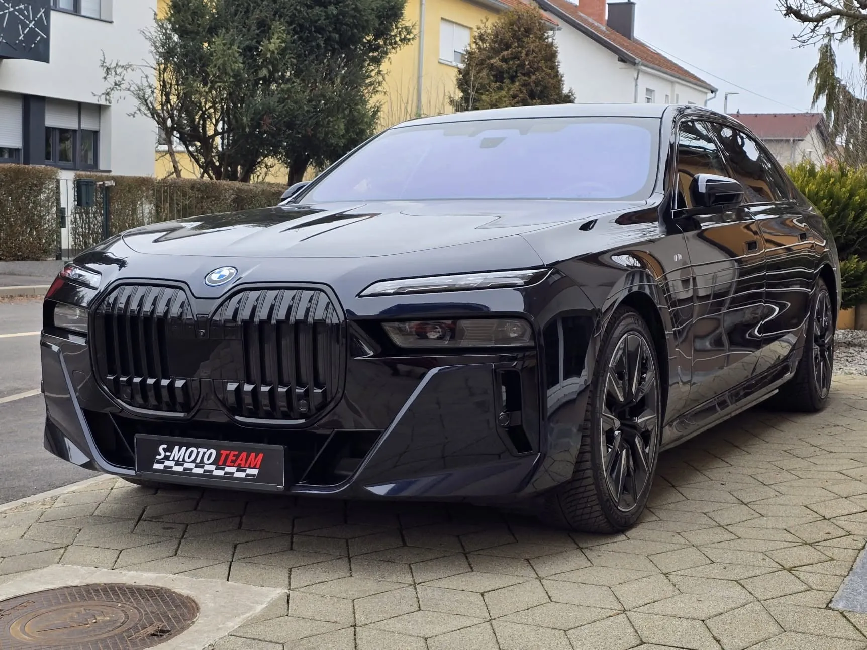 BMW i7 xDrive60 M Sport Pro u crnoj boji - pogled sprijeda ukoso