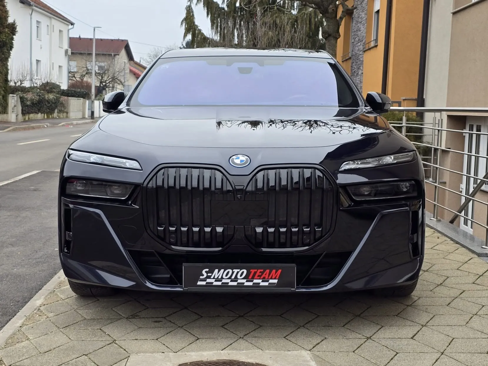 BMW i7 xDrive60 M Sport Pro u crnoj boji - pogled sprijeda