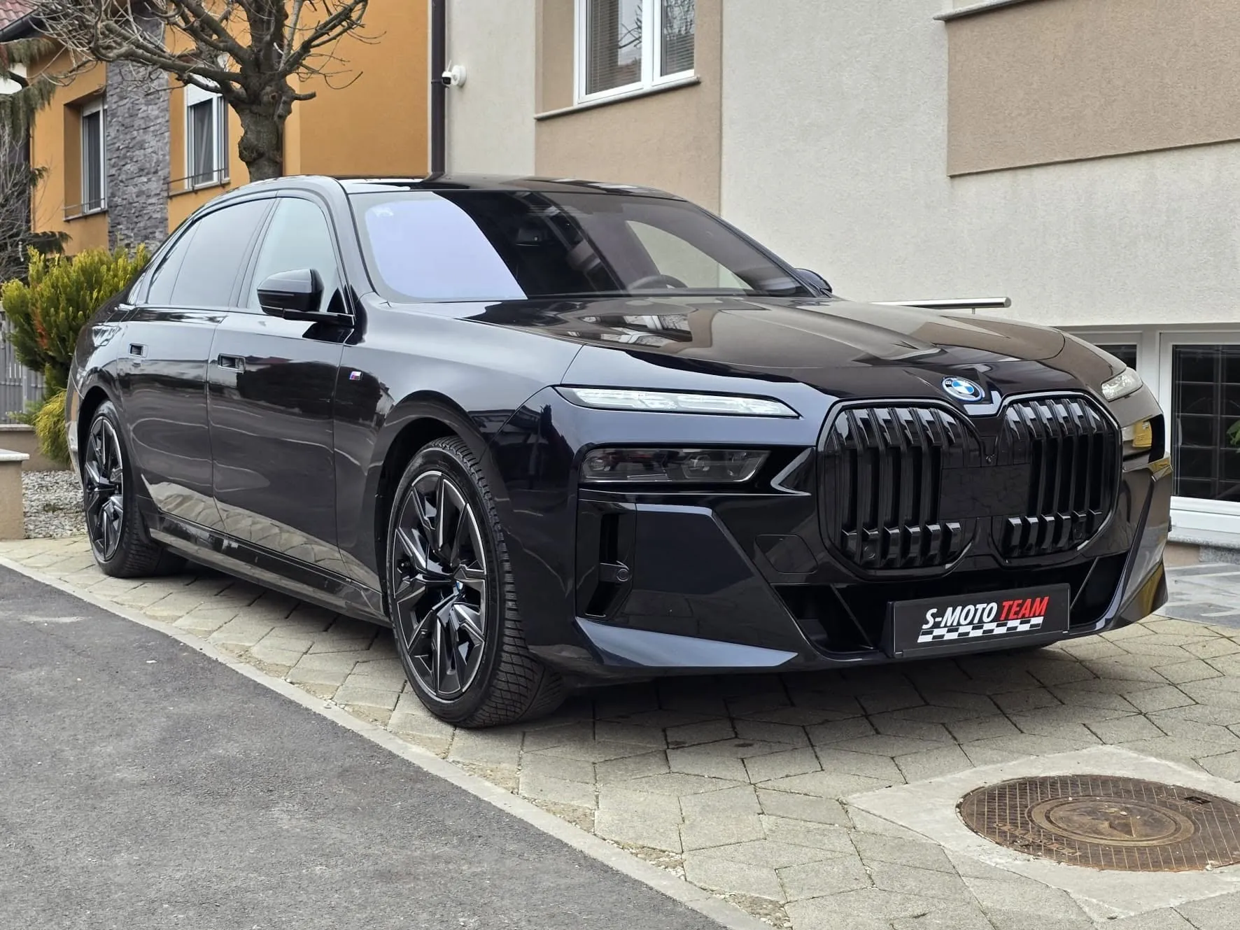 BMW i7 xDrive60 M Sport Pro u crnoj boji - pogled ukoso s druge strane