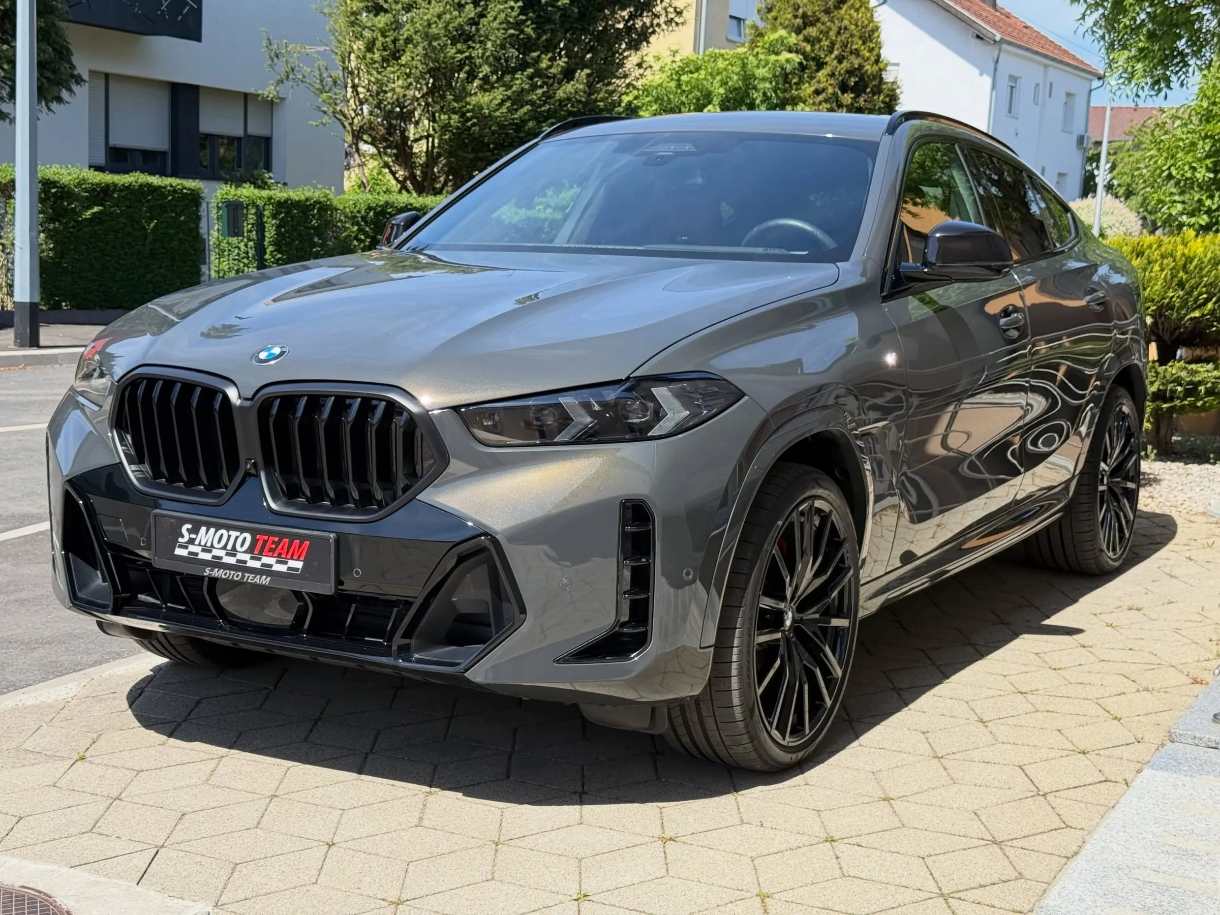 BMW X6 xDrive30d M Sport Pro u sivoj boji - pogled sprijeda ukoso