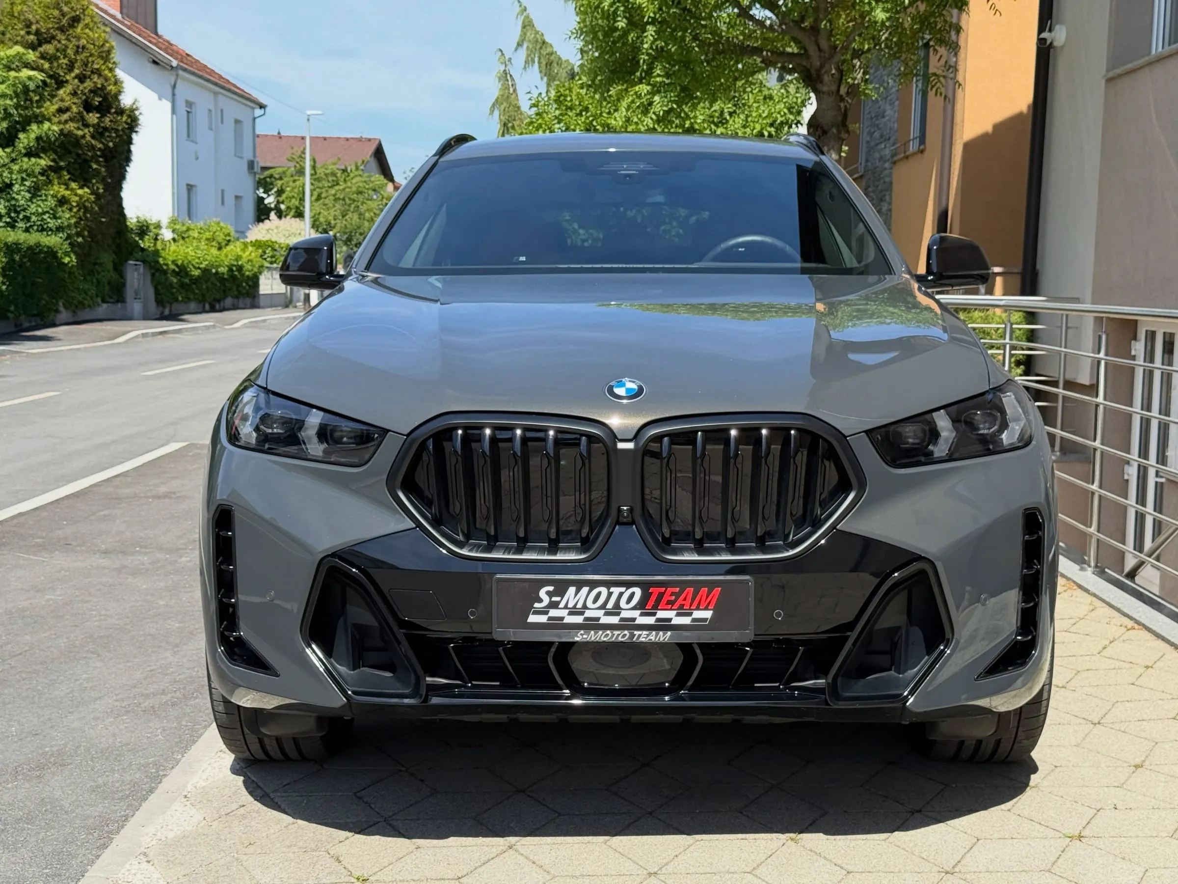 BMW X6 xDrive30d M Sport Pro u sivoj boji - pogled sprijeda