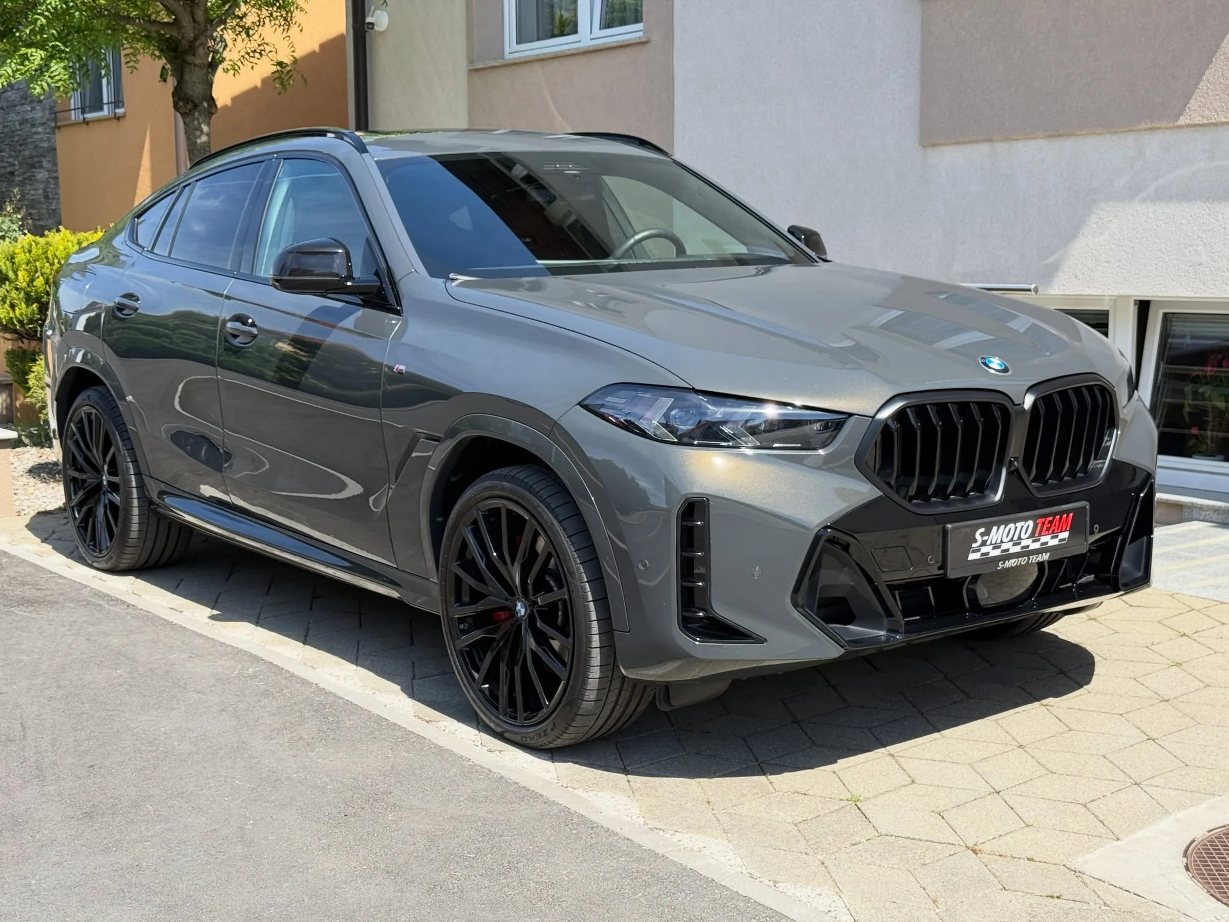 BMW X6 xDrive30d M Sport Pro u sivoj boji - pogled ukoso s druge strane