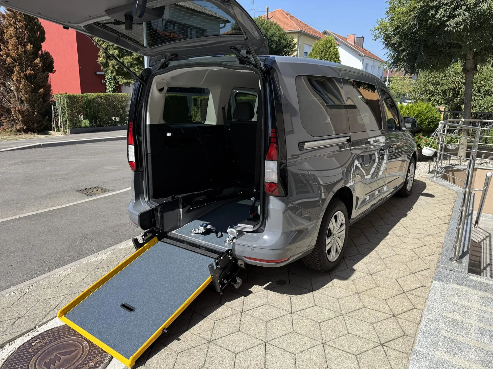 Volkswagen Caddy Maxi sa spuštenom stražnjom rampom za invalidska kolica
