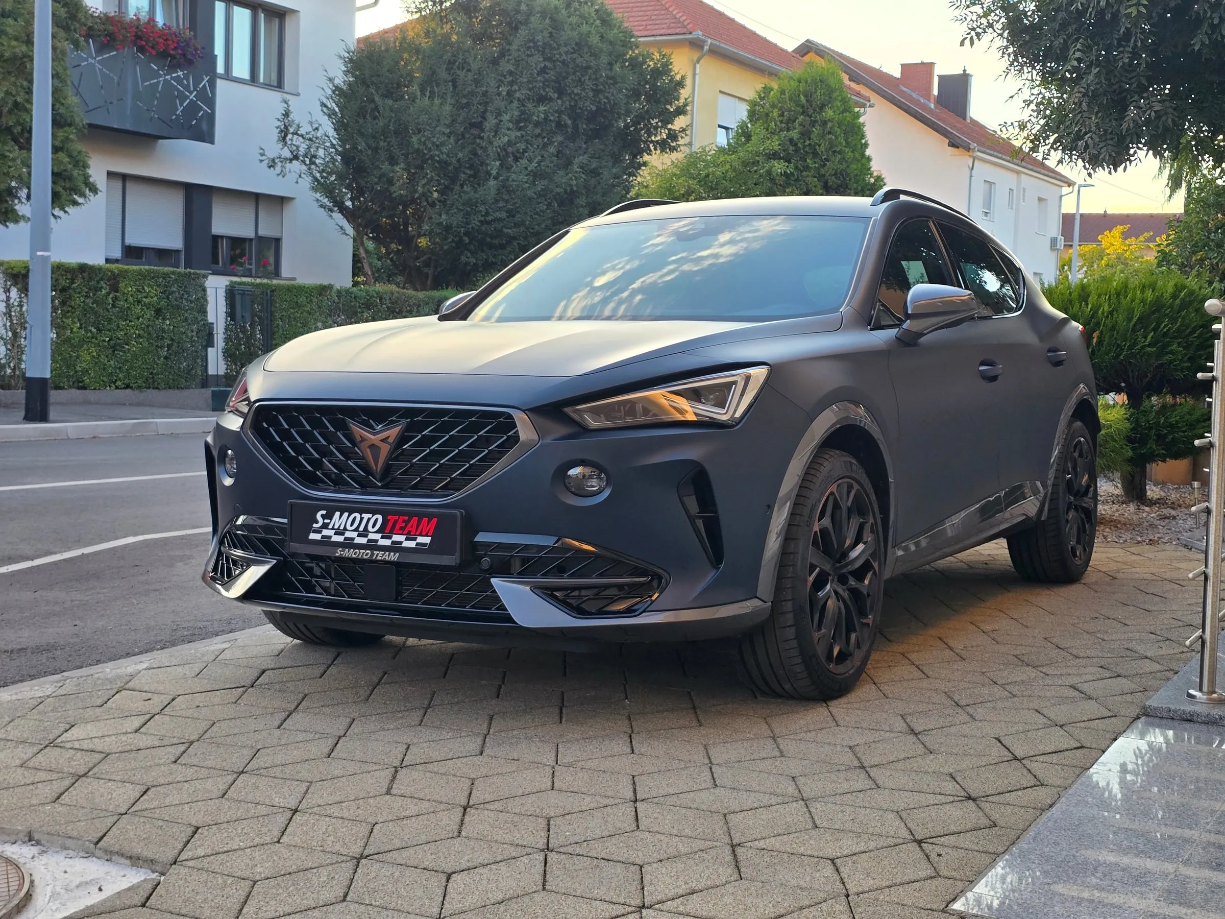 Cupra Formentor VZ Akrapovič u mat plavoj boji - pogled sprijeda ukoso