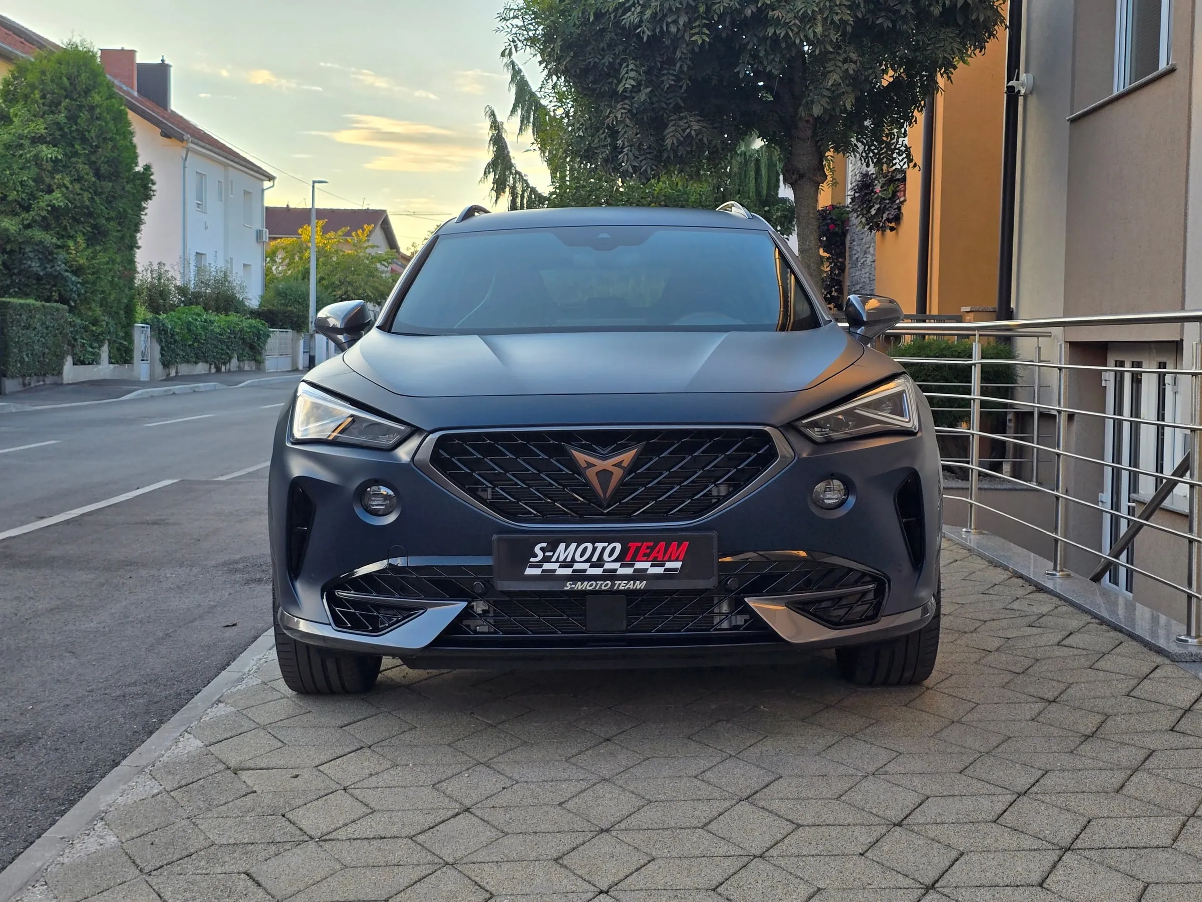 Cupra Formentor VZ Akrapovič u mat plavoj boji - pogled sprijeda