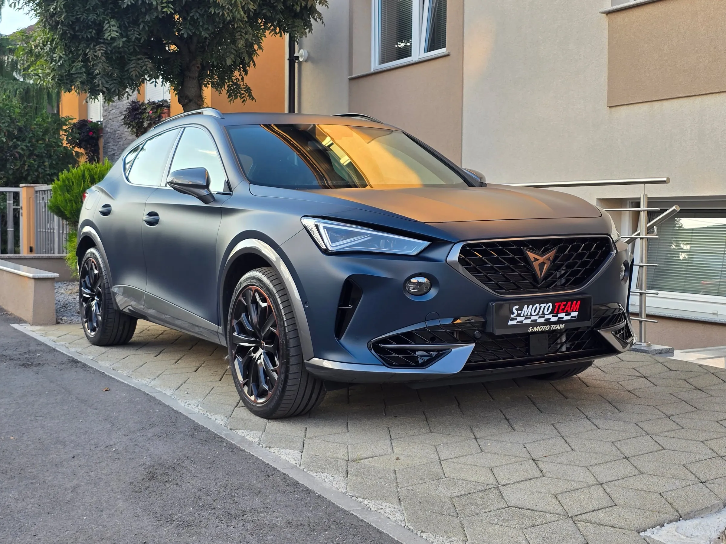 Cupra Formentor VZ Akrapovič u mat plavoj boji - pogled ukoso s druge strane