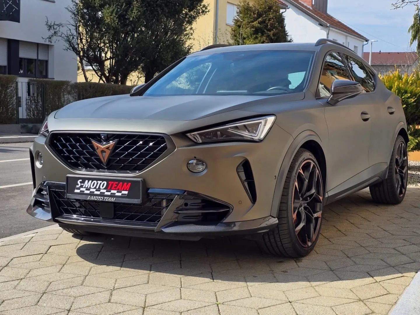 Cupra Formentor VZ5 u sivoj boji - pogled sprijeda ukoso