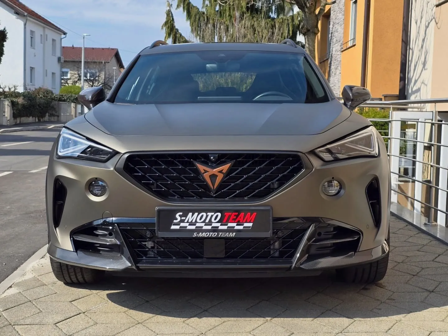 Cupra Formentor VZ5 u sivoj boji - pogled sprijeda