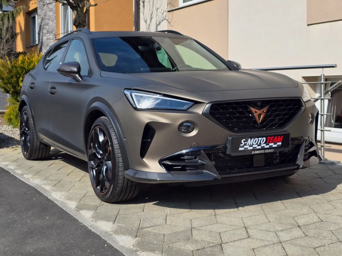 Cupra Formentor VZ5 u sivoj boji - pogled ukoso s druge strane