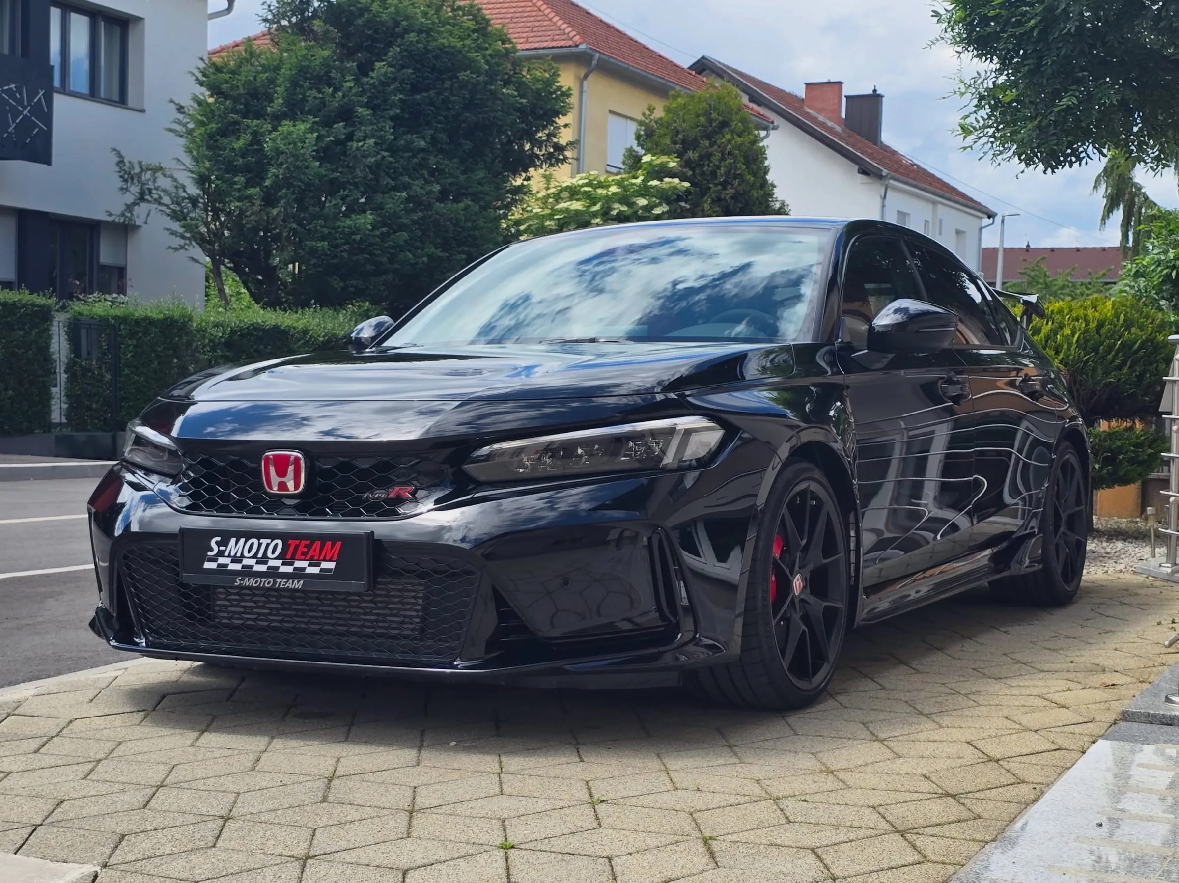 Honda Civic Type R 2.0 u crnoj boji - pogled sprijeda ukoso