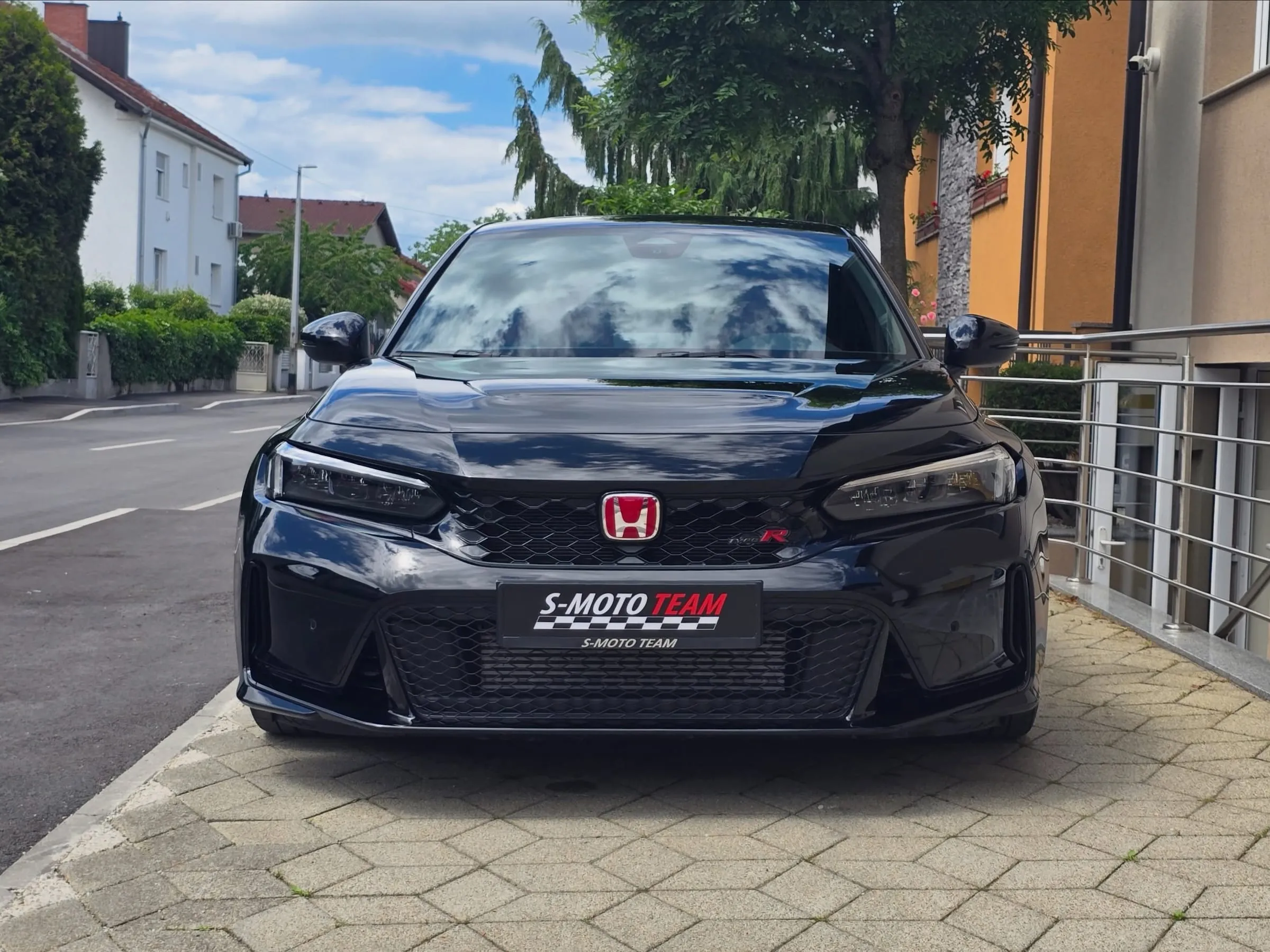 Honda Civic Type R 2.0 u crnoj boji - pogled sprijeda
