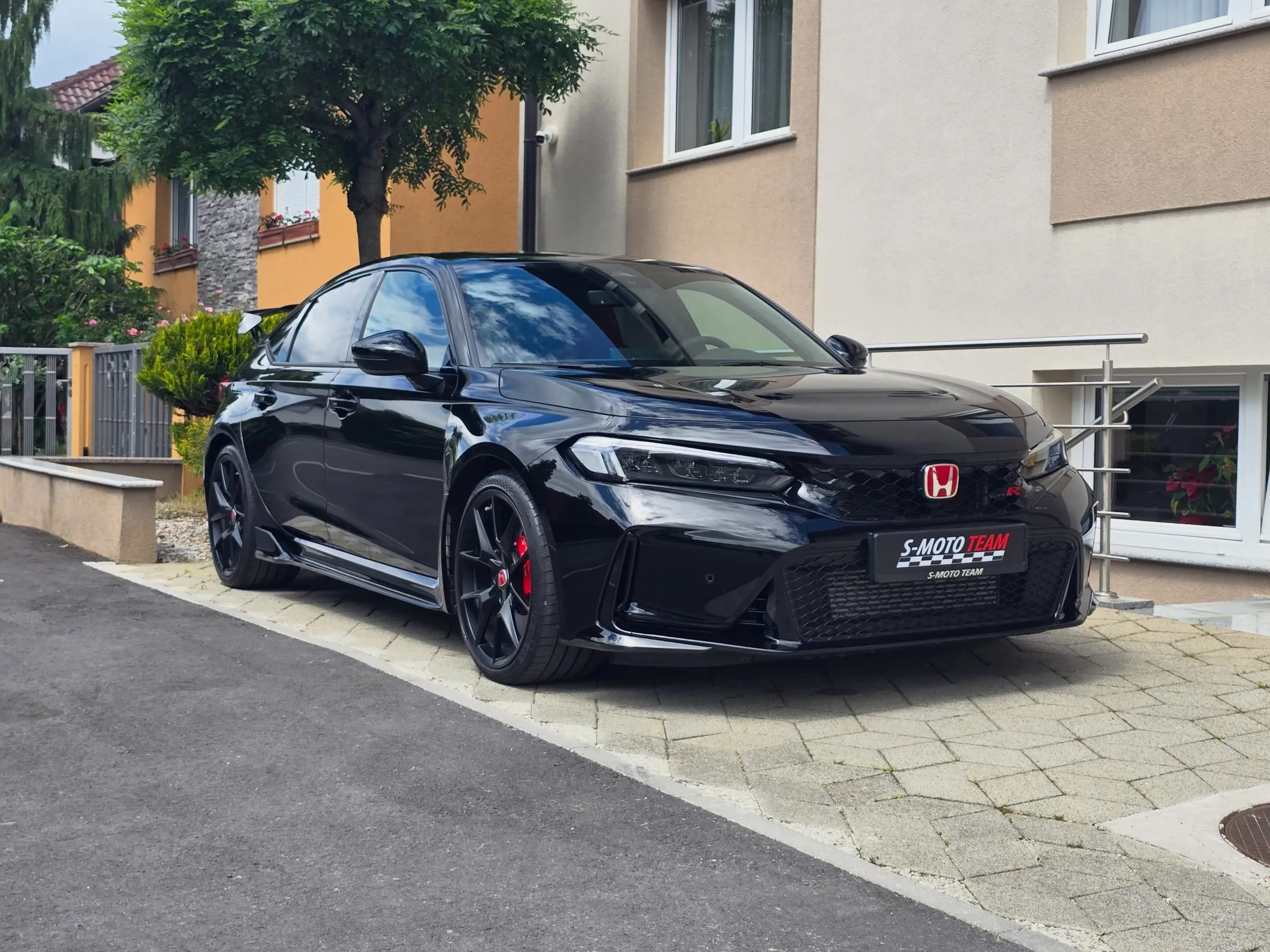 Honda Civic Type R 2.0 u crnoj boji - pogled ukoso s druge strane