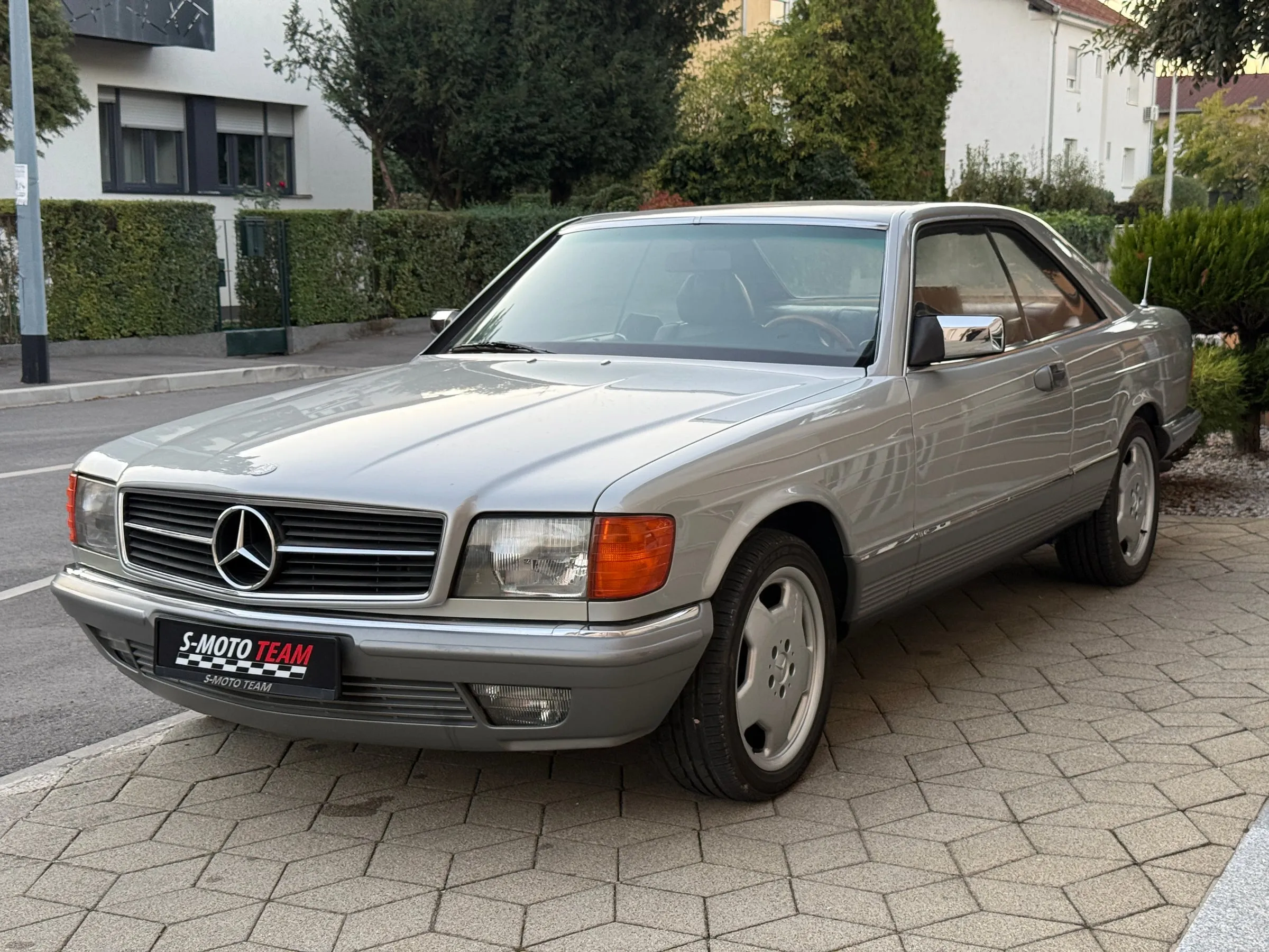 Mercedes-Benz 500 SEC u srebrnoj boji - pogled sprijeda ukoso