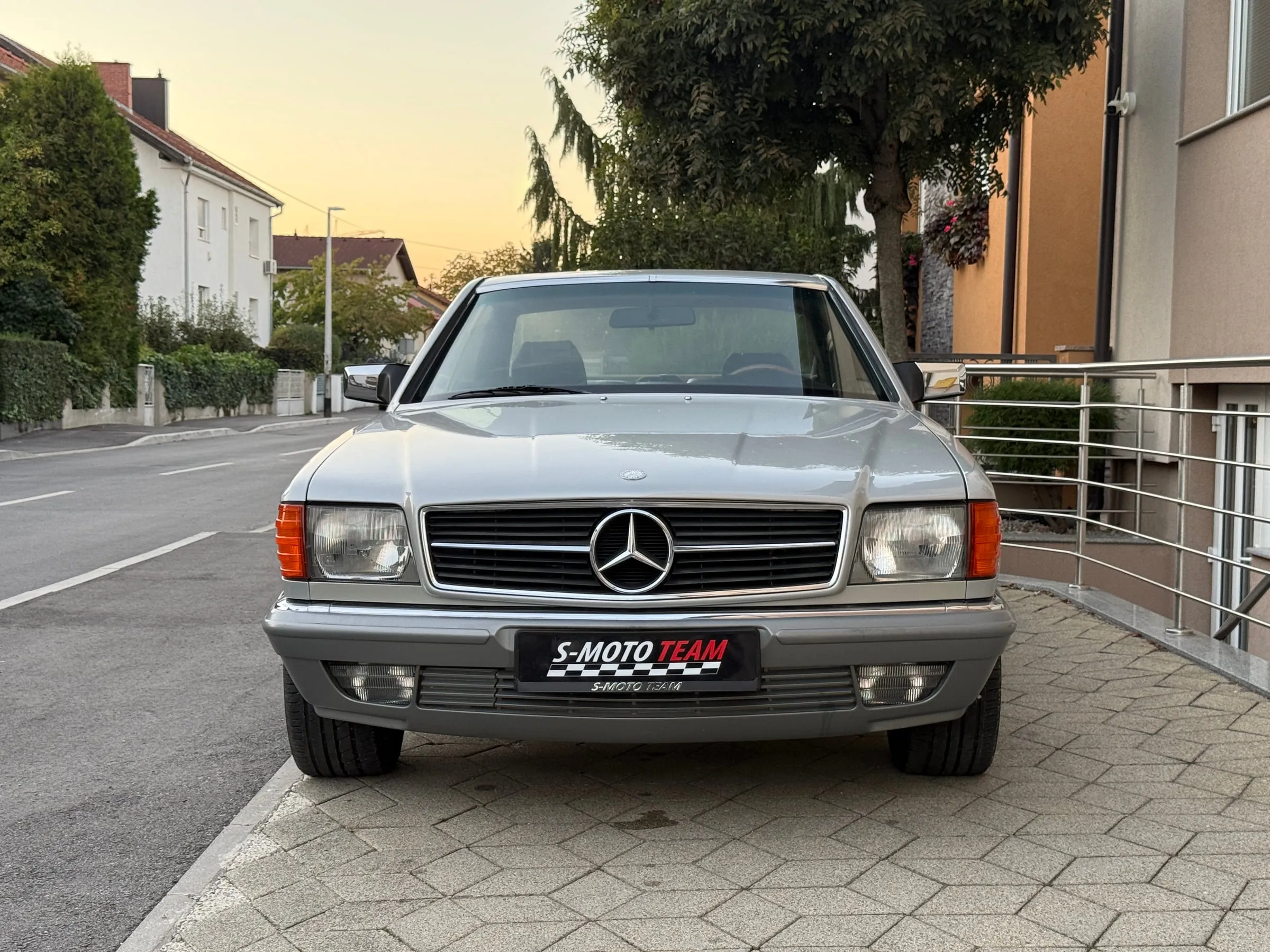Mercedes-Benz 500 SEC u srebrnoj boji - pogled sprijeda