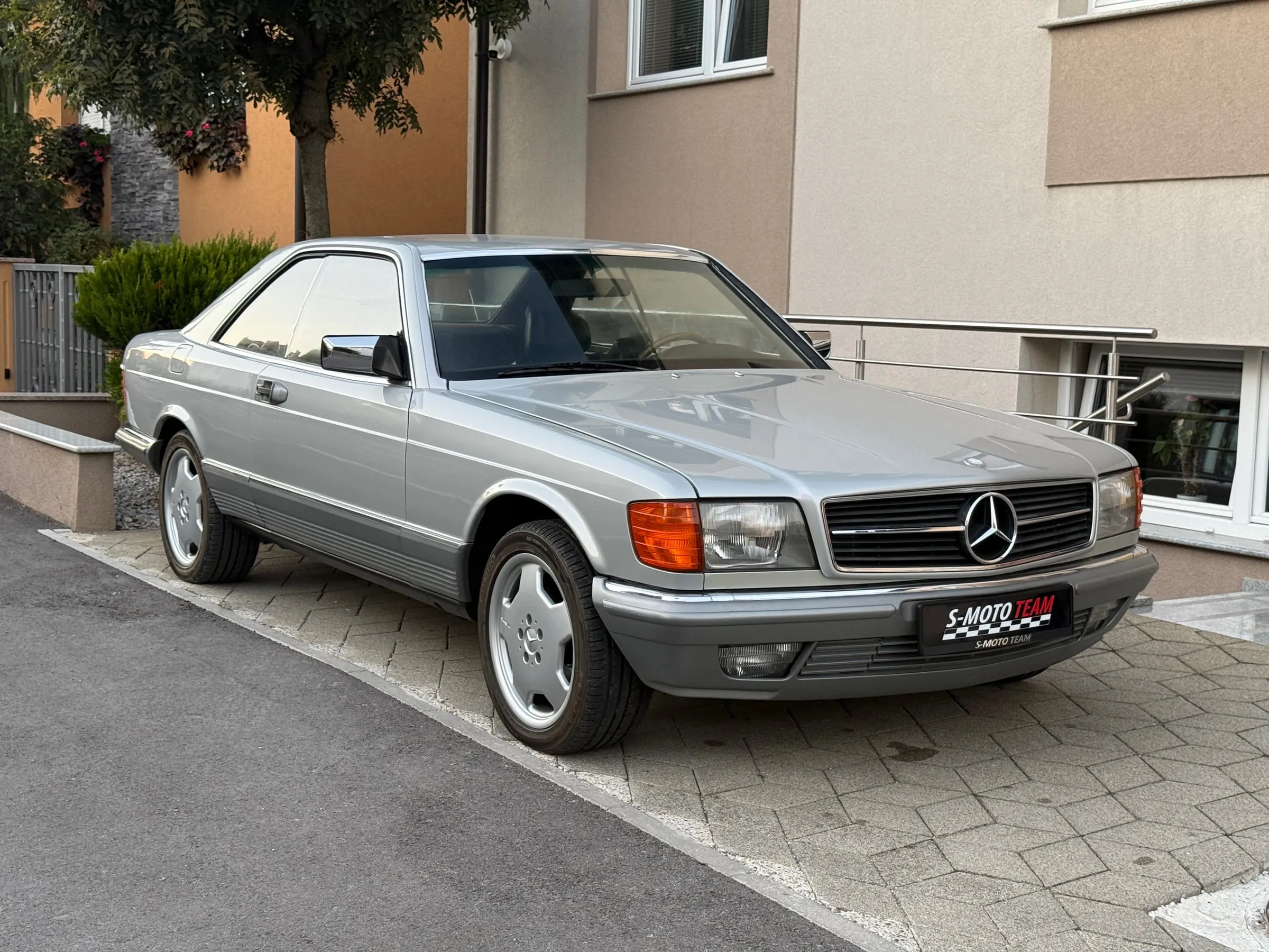 Mercedes-Benz 500 SEC u srebrnoj boji - pogled ukoso s druge strane