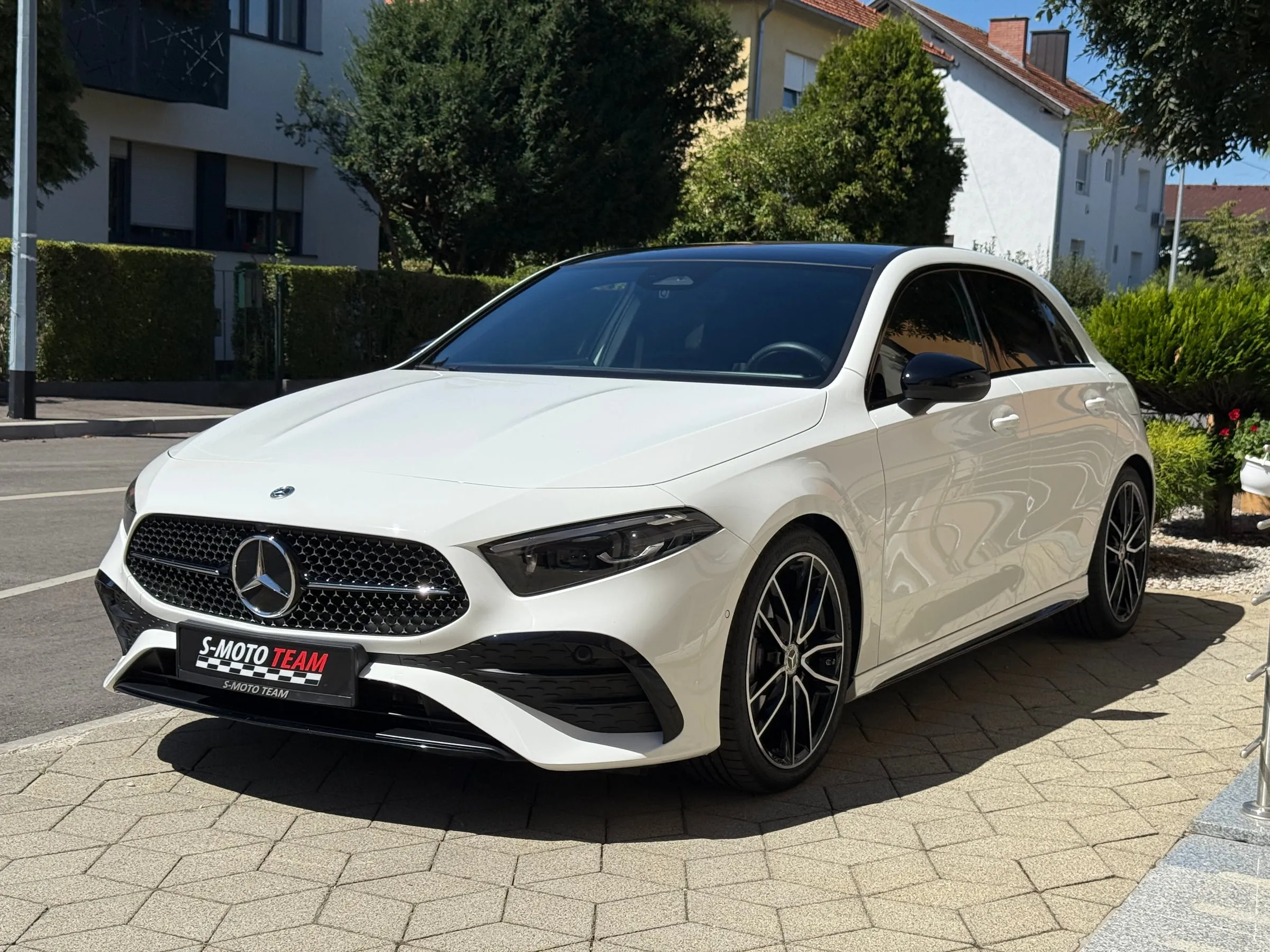 Mercedes-Benz A 180 AMG u bijeloj boji - pogled sprijeda ukoso