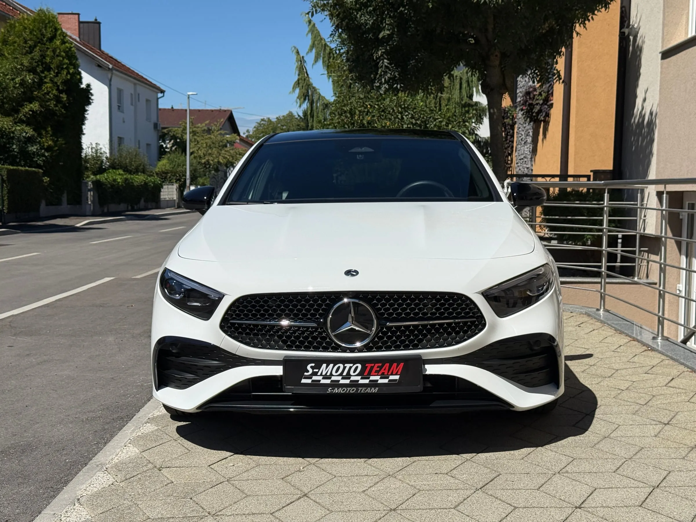 Mercedes-Benz A 180 AMG u bijeloj boji - pogled sprijeda
