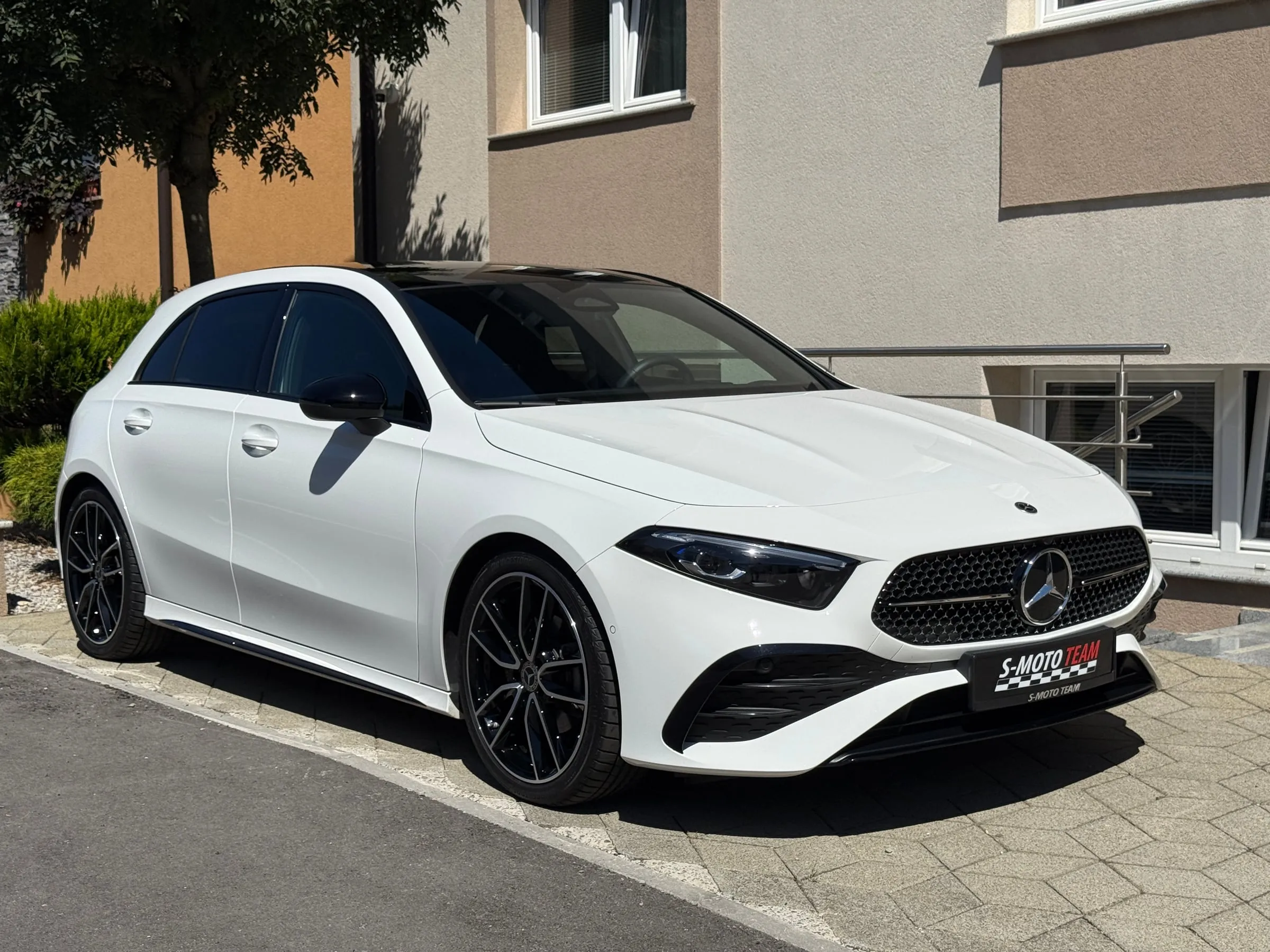 Mercedes-Benz A 180 AMG u bijeloj boji - pogled ukoso s druge strane