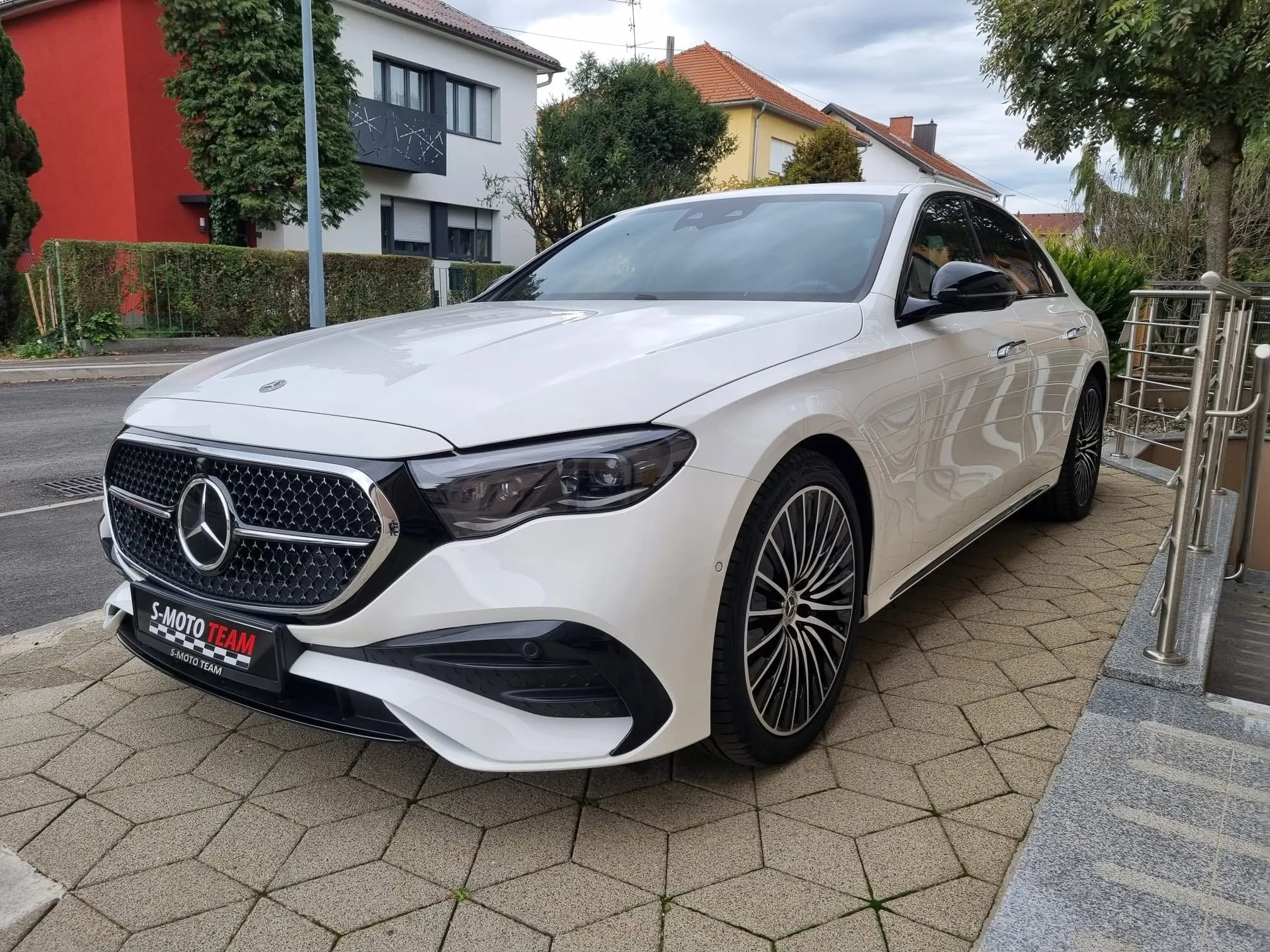 Mercedes-Benz E 220 d AMG u bijeloj boji - pogled sprijeda ukoso