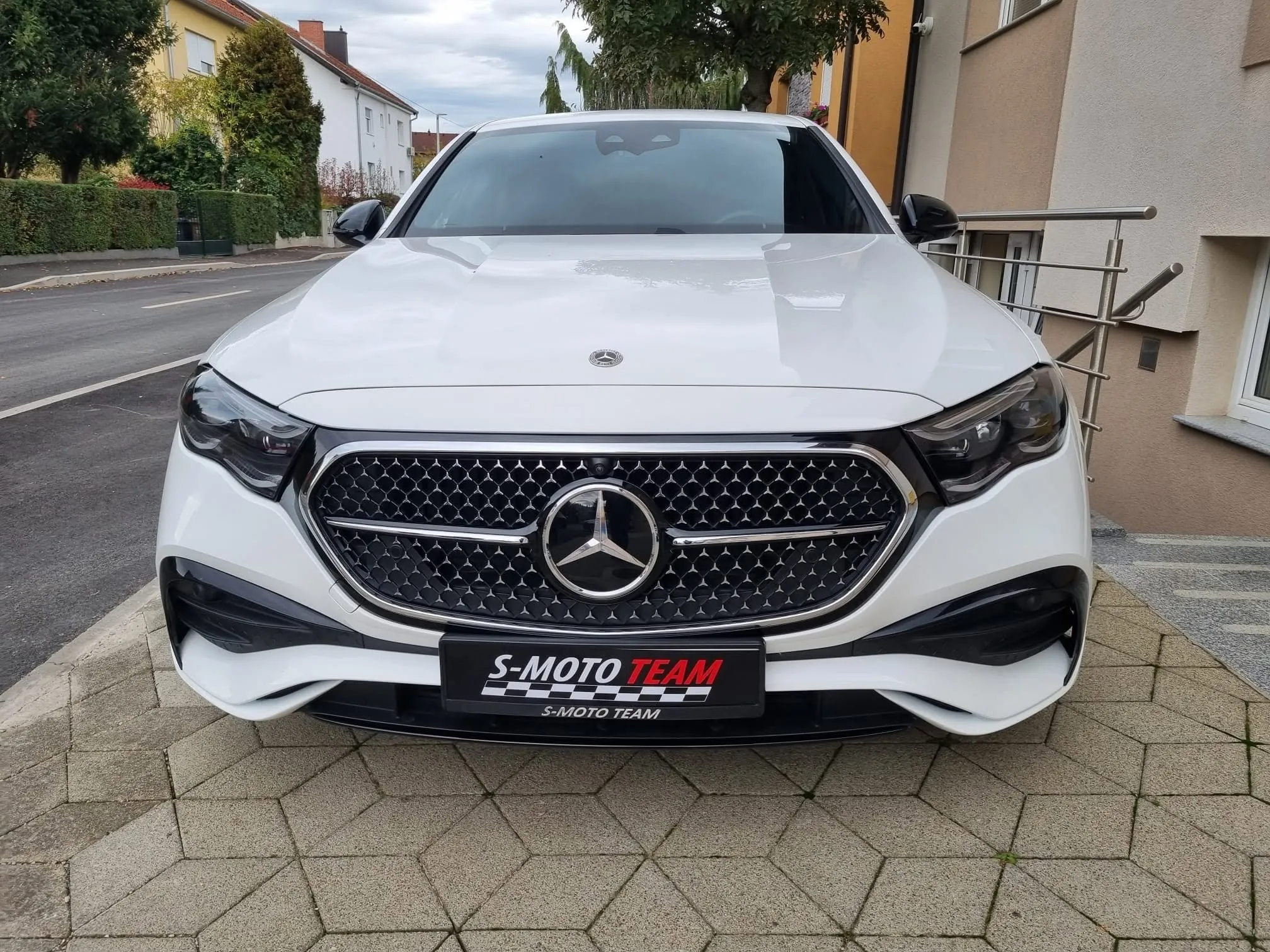 Mercedes-Benz E 220 d AMG u bijeloj boji - pogled sprijeda