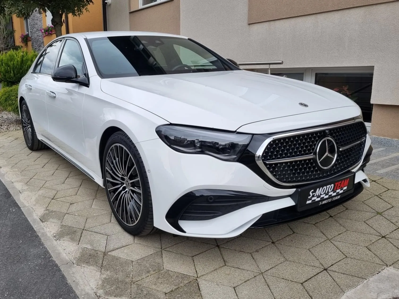 Mercedes-Benz E 220 d AMG u bijeloj boji - pogled ukoso s druge strane