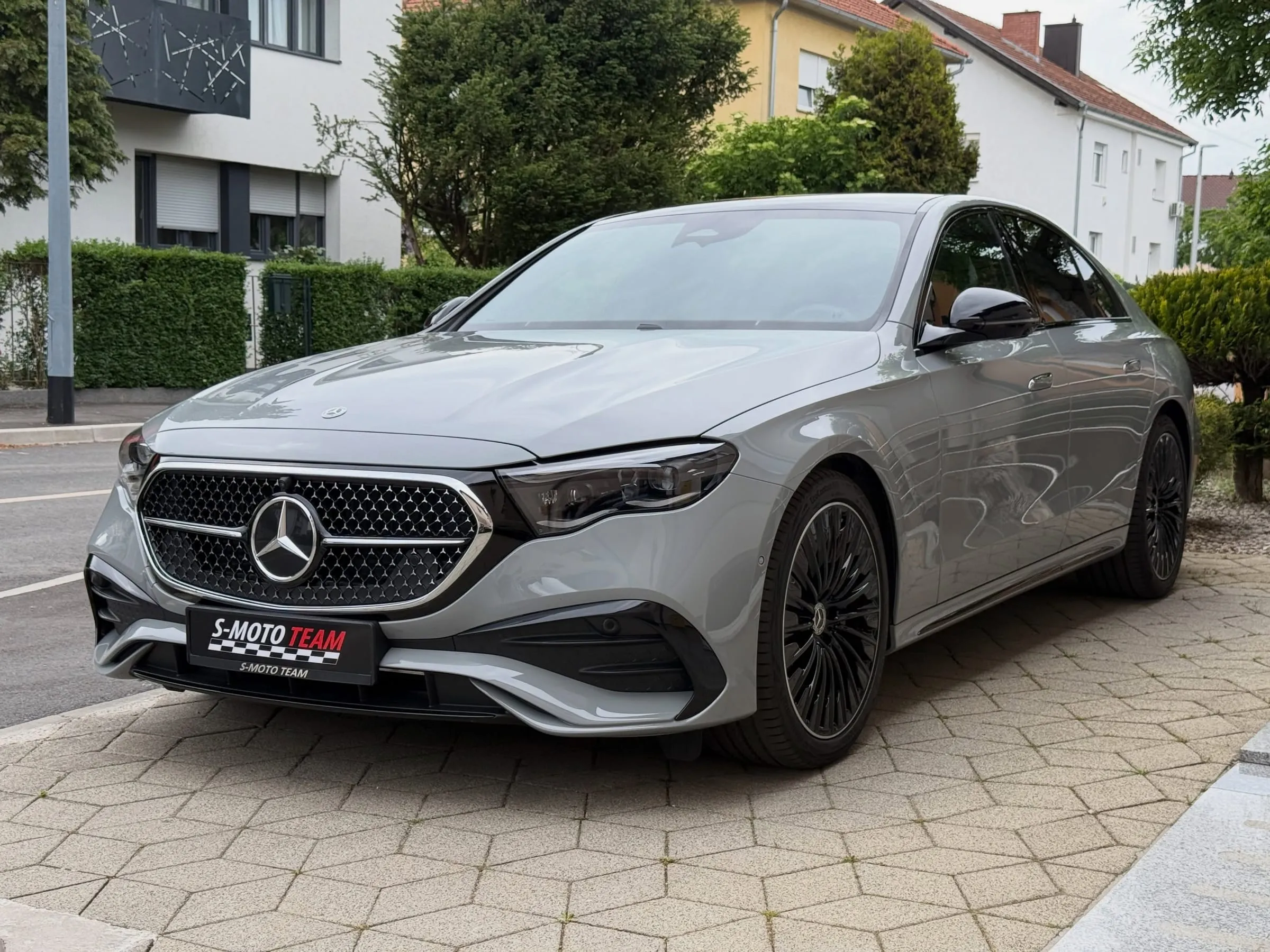 Mercedes-Benz E 220 d AMG Premium Night u sivoj boji - pogled sprijeda ukoso