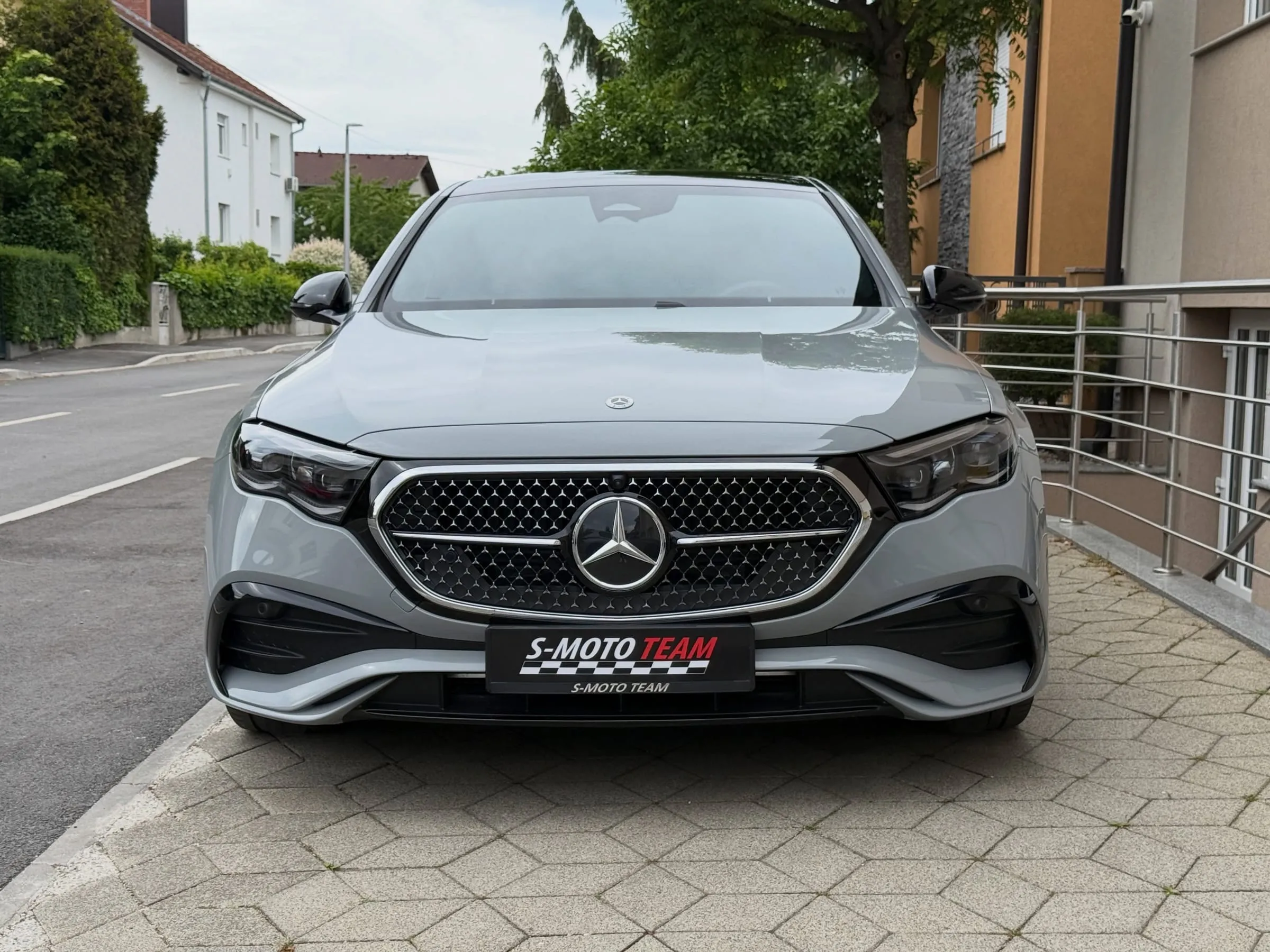 Mercedes-Benz E 220 d AMG Premium Night u sivoj boji - pogled sprijeda