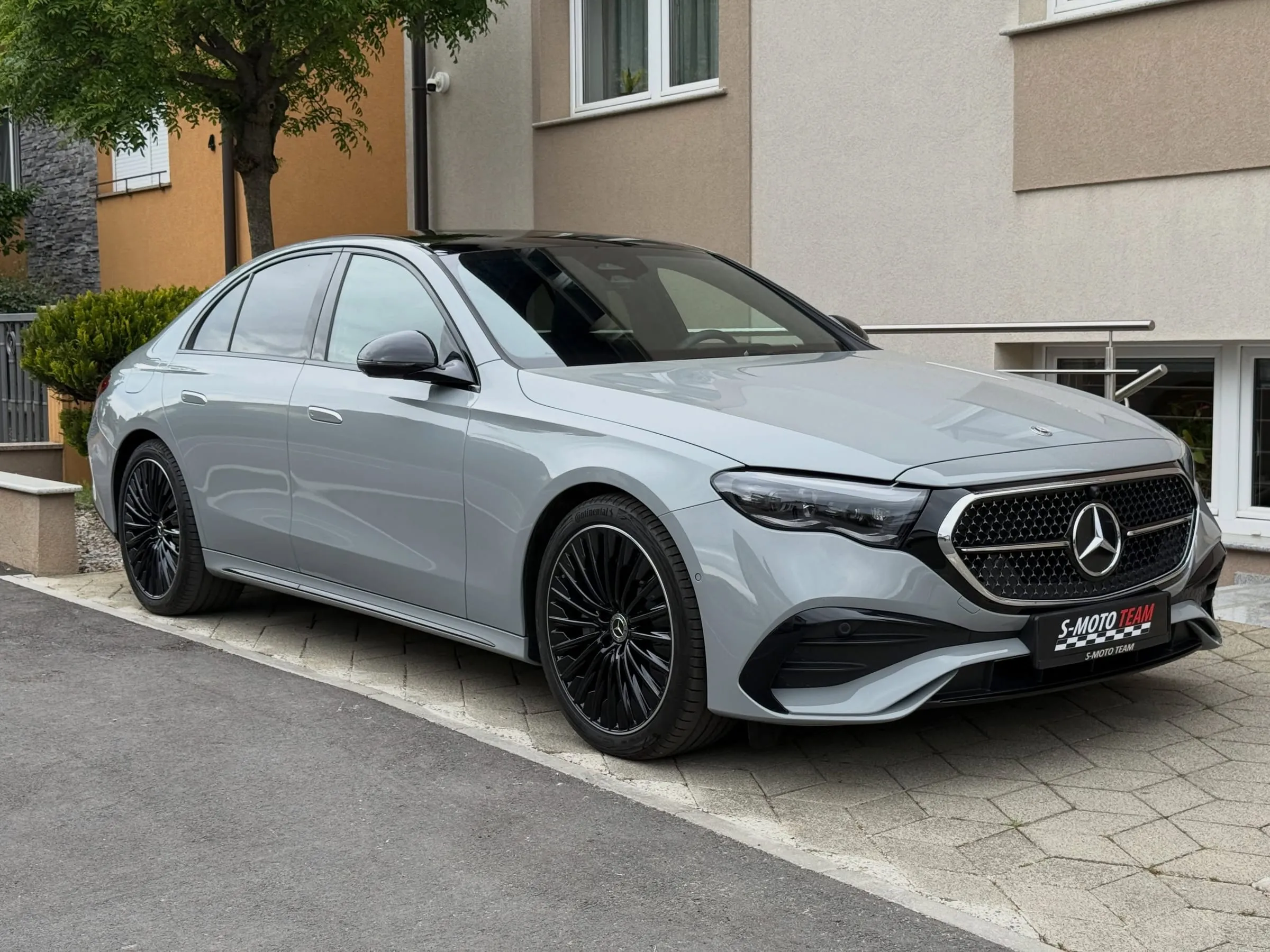Mercedes-Benz E 220 d AMG Premium Night u sivoj boji - pogled ukoso s druge strane