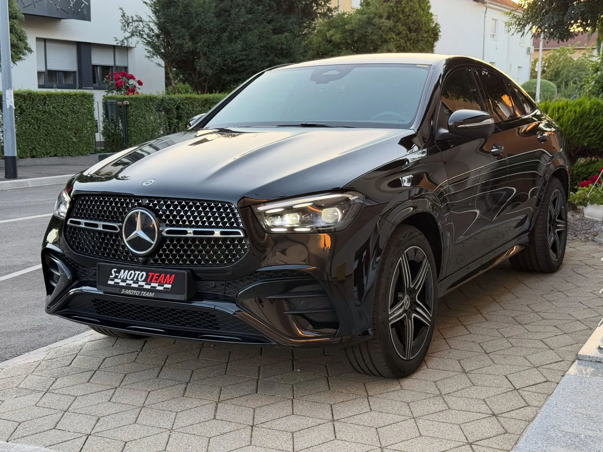 Mercedes-Benz GLE 450 d 4MATIC Coupé AMG Premium Plus u crnoj boji - pogled sprijeda ukoso