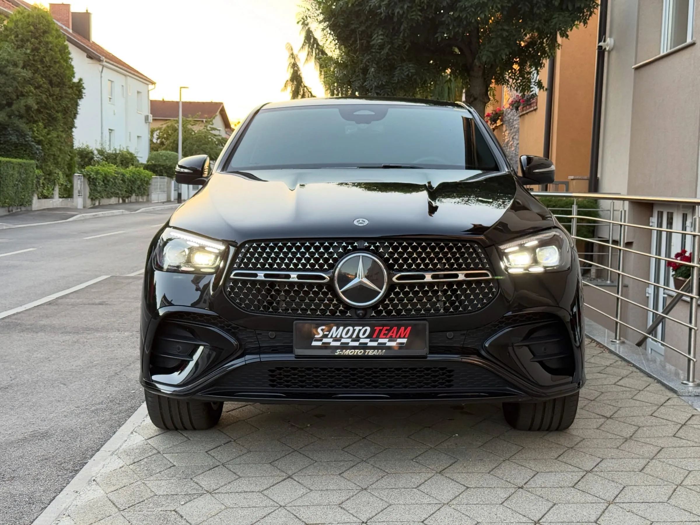 Mercedes-Benz GLE 450 d 4MATIC Coupé AMG Premium Plus u crnoj boji - pogled sprijeda