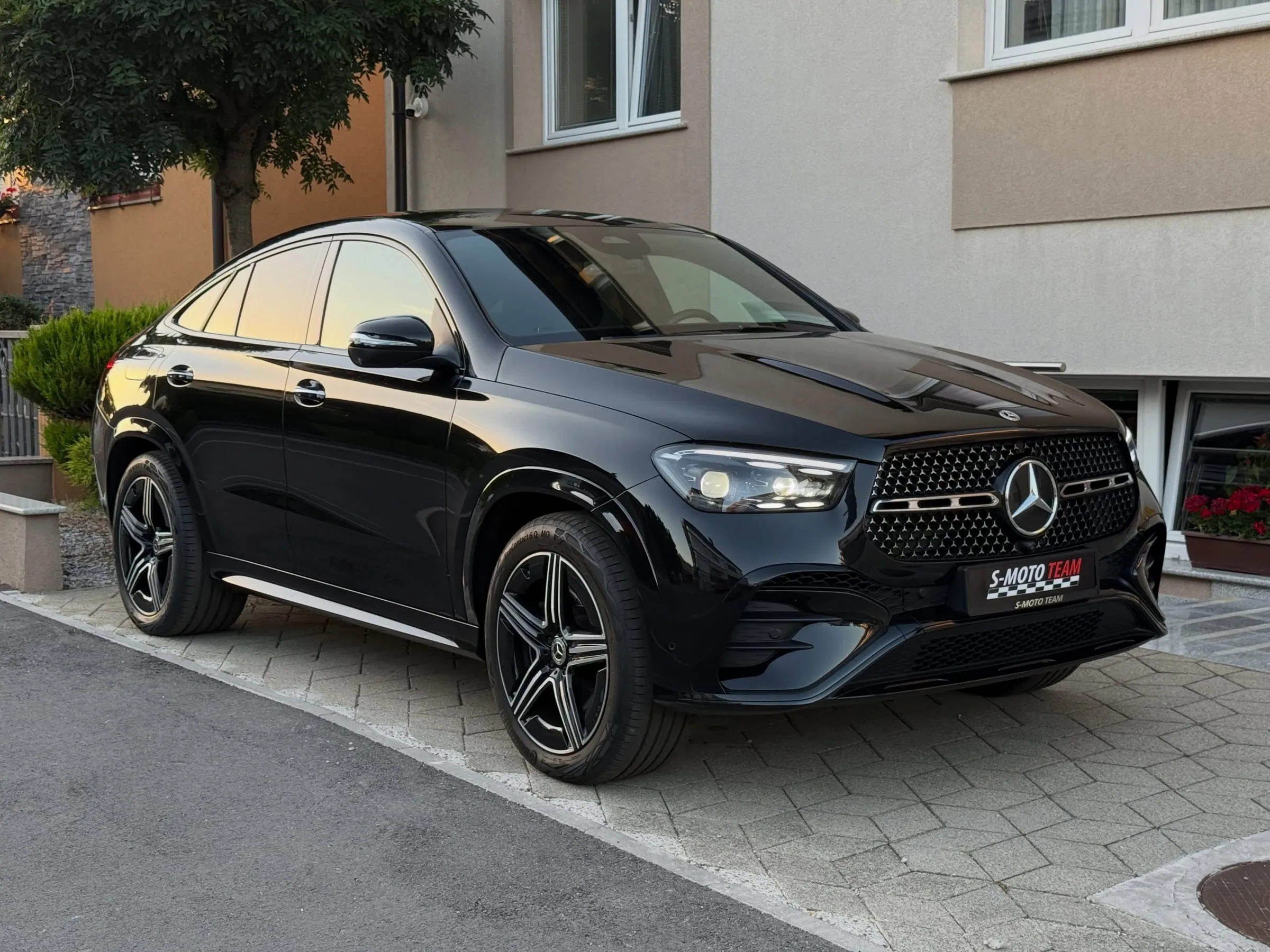 Mercedes-Benz GLE 450 d 4MATIC Coupé AMG Premium Plus u crnoj boji - pogled ukoso s druge strane