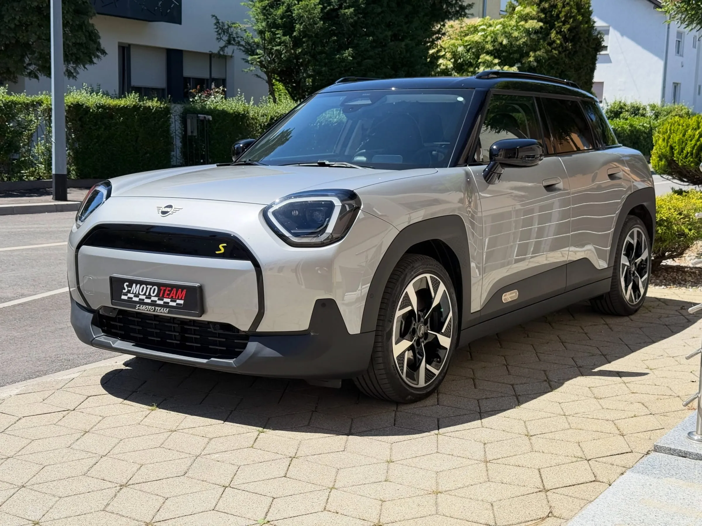 MINI Aceman u srebrnoj boji - pogled sprijeda ukoso