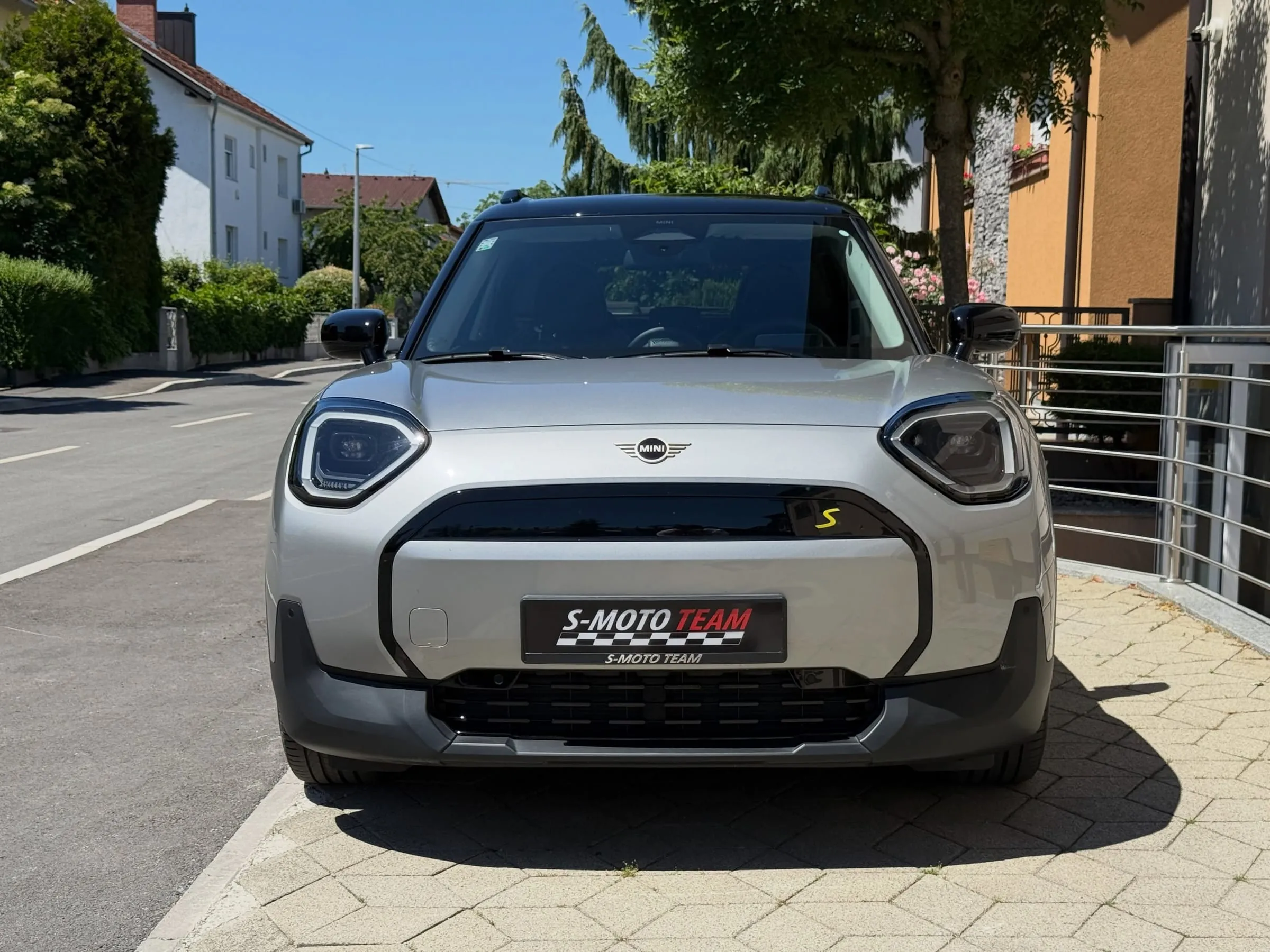 MINI Aceman u srebrnoj boji - pogled sprijeda