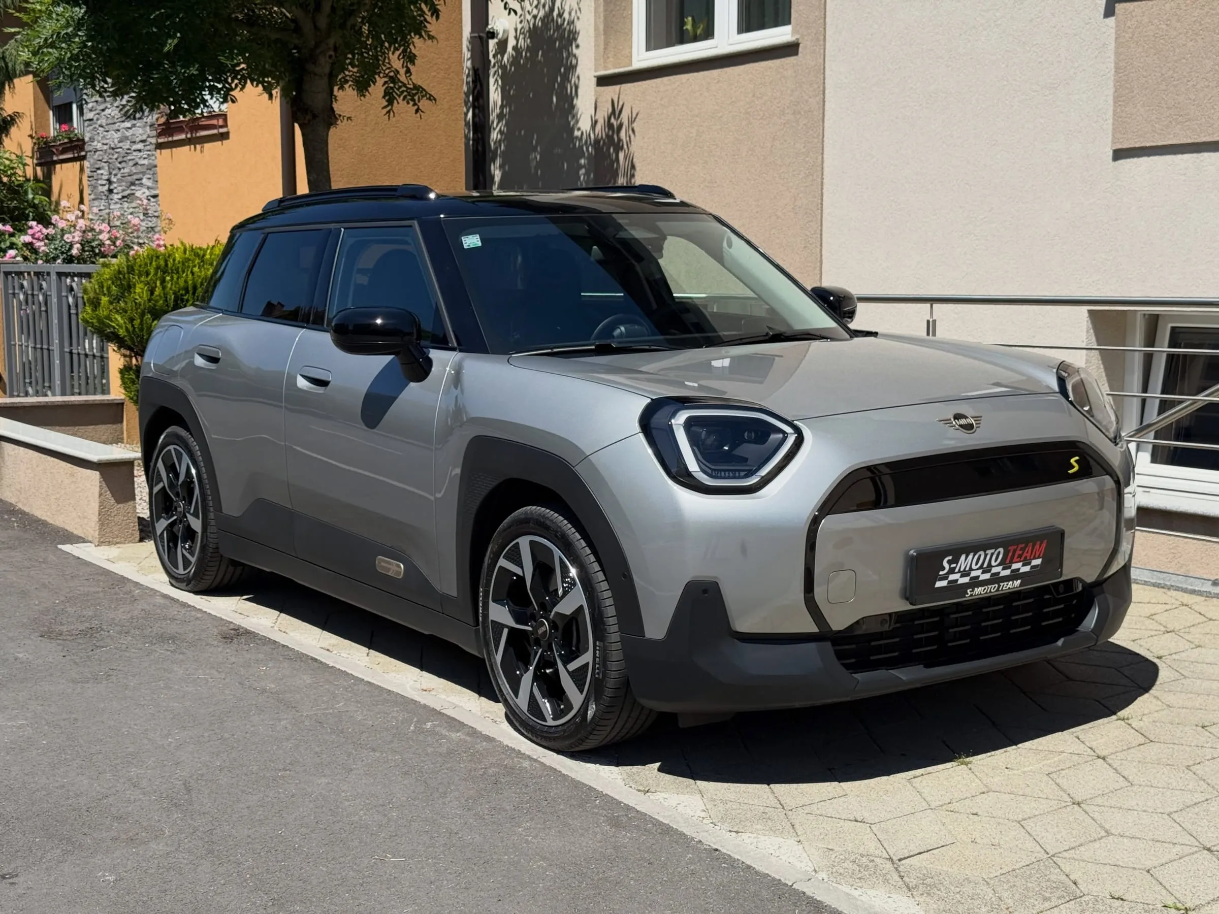 MINI Aceman u srebrnoj boji - pogled ukoso s druge strane