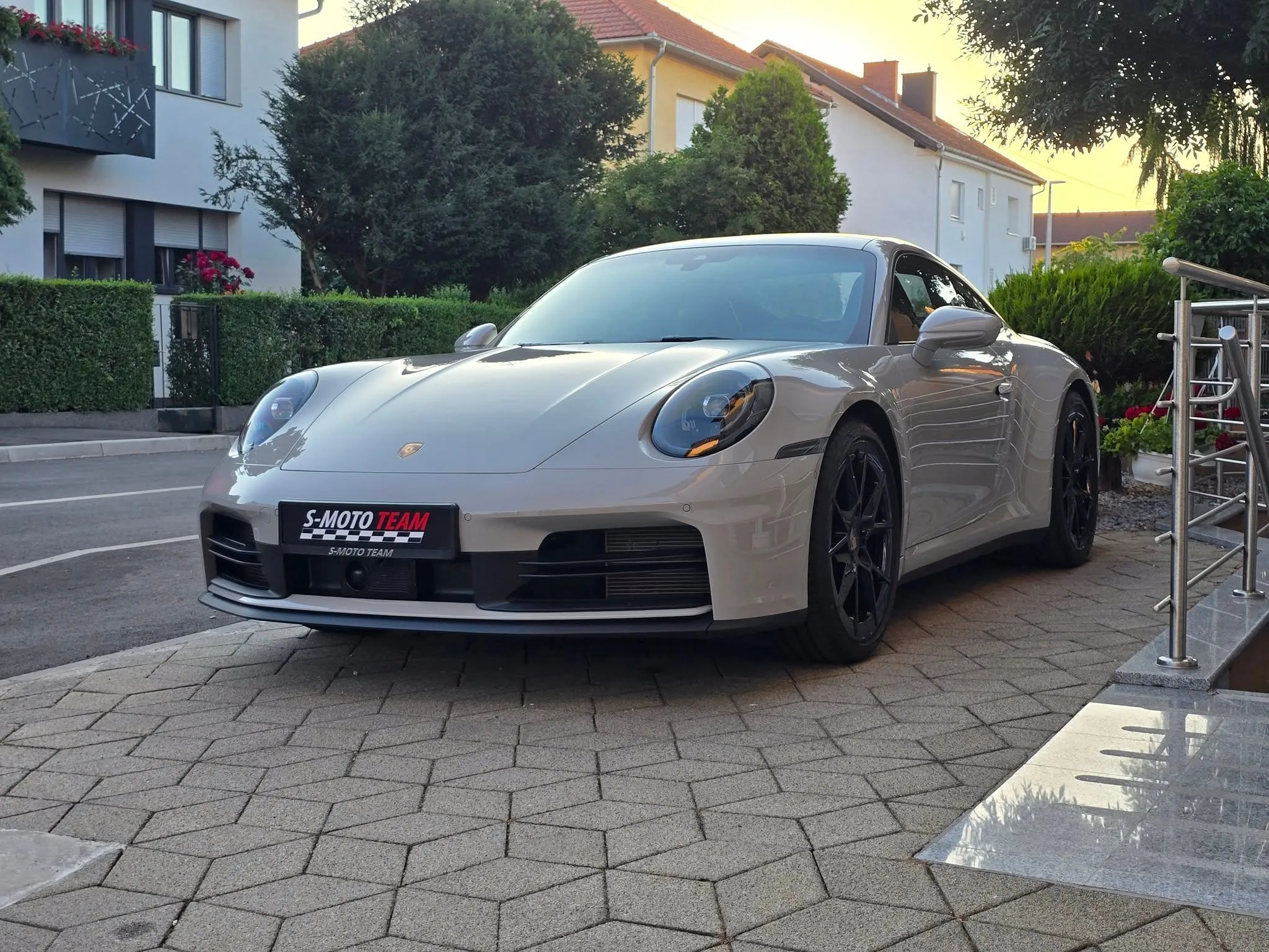 Porsche 911 Carrera 992 u boji Chalk - pogled sprijeda ukoso