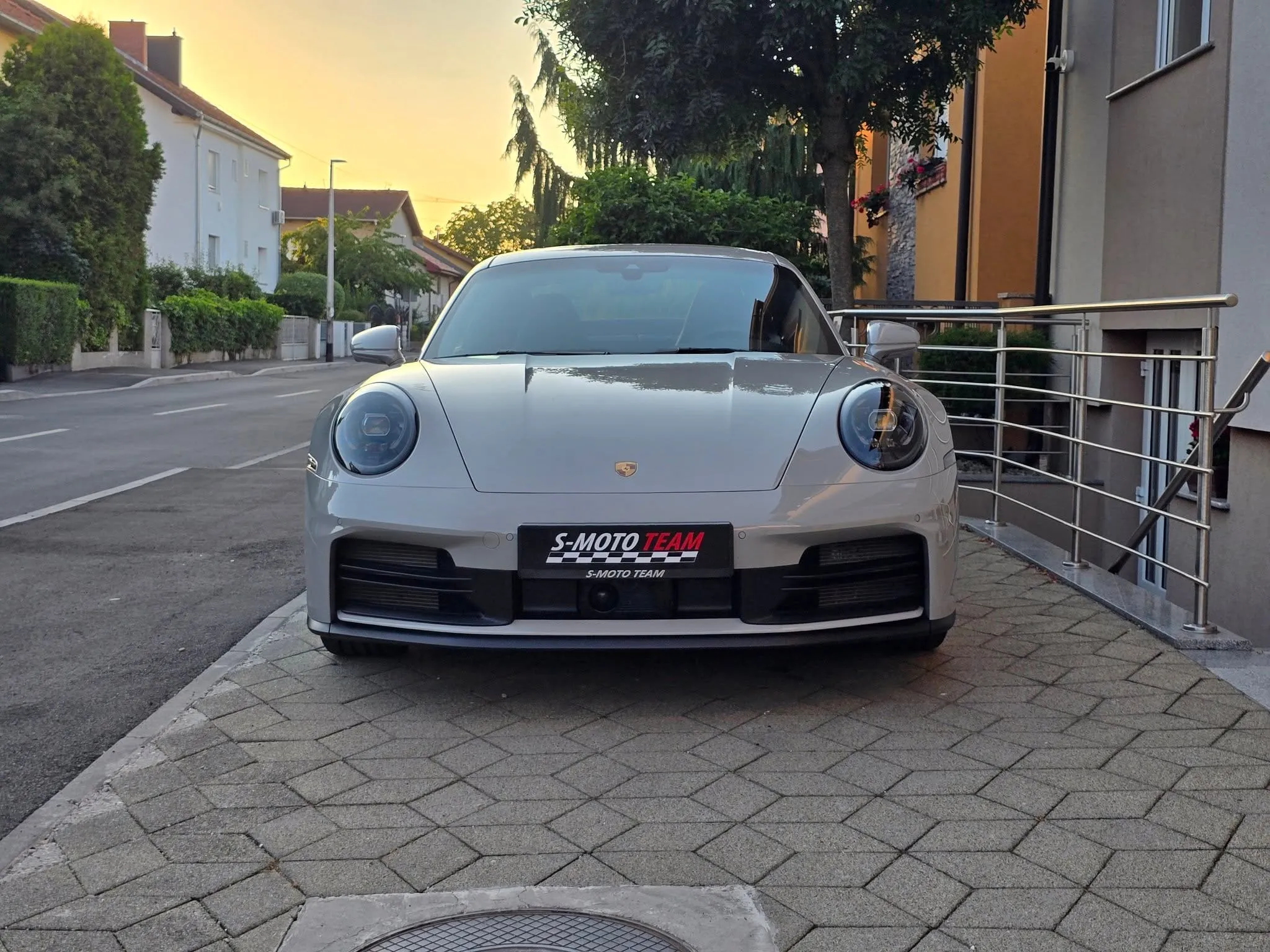 Porsche 911 Carrera 992 u boji Chalk - pogled sprijeda