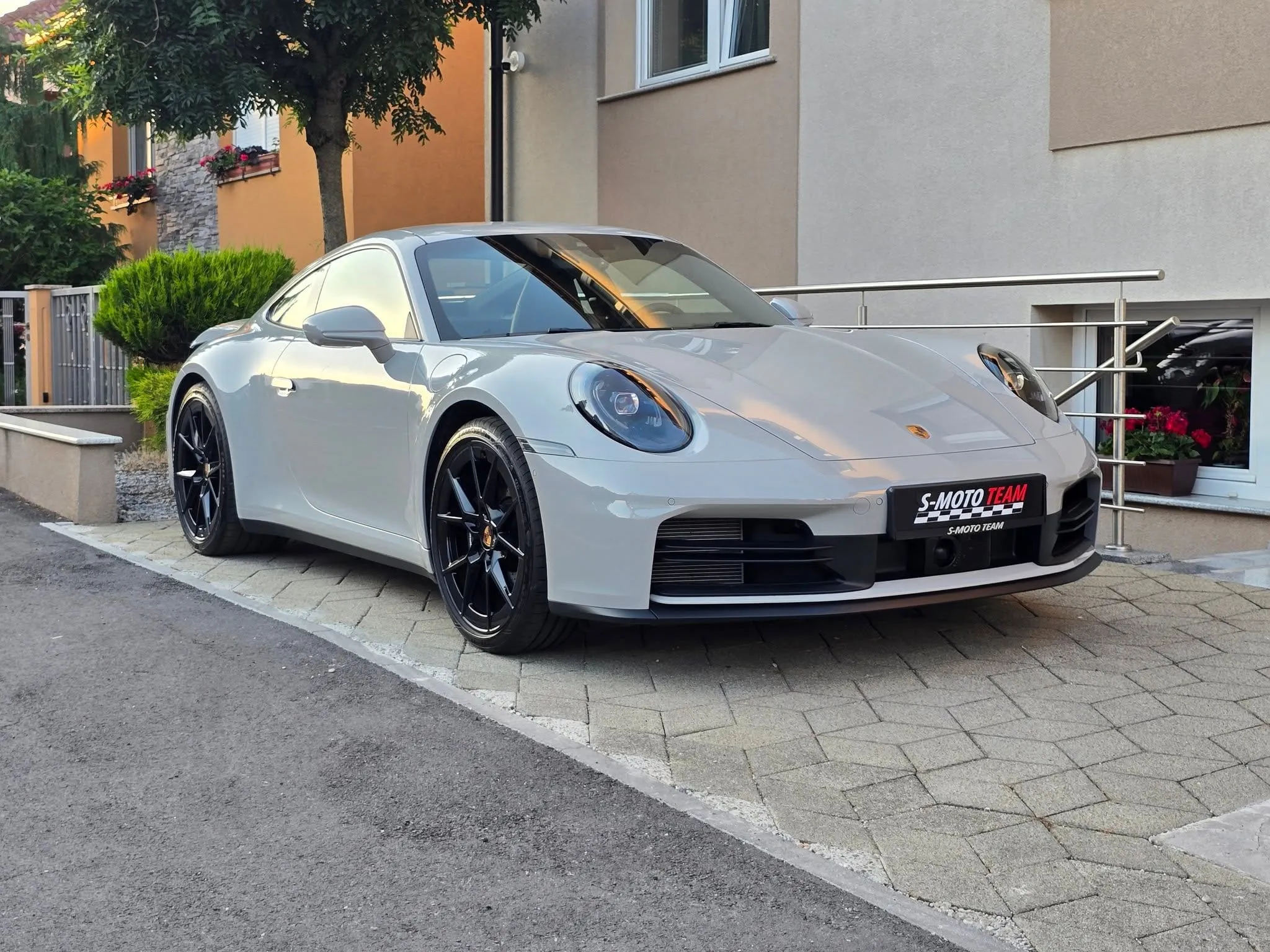 Porsche 911 Carrera 992 u boji Chalk - pogled ukoso s druge strane