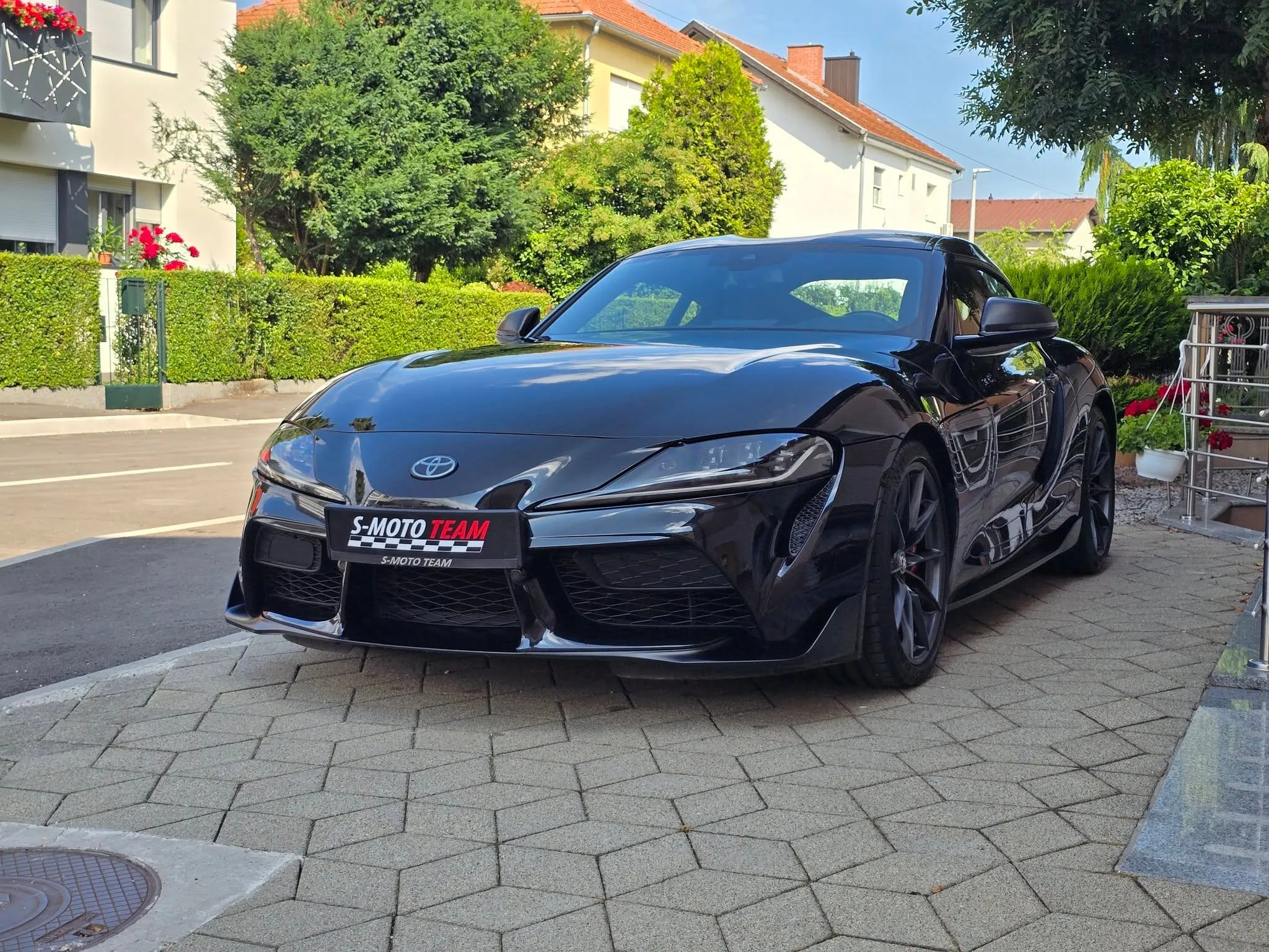 Toyota GR Supra 3.0 u crnoj boji - pogled sprijeda ukoso