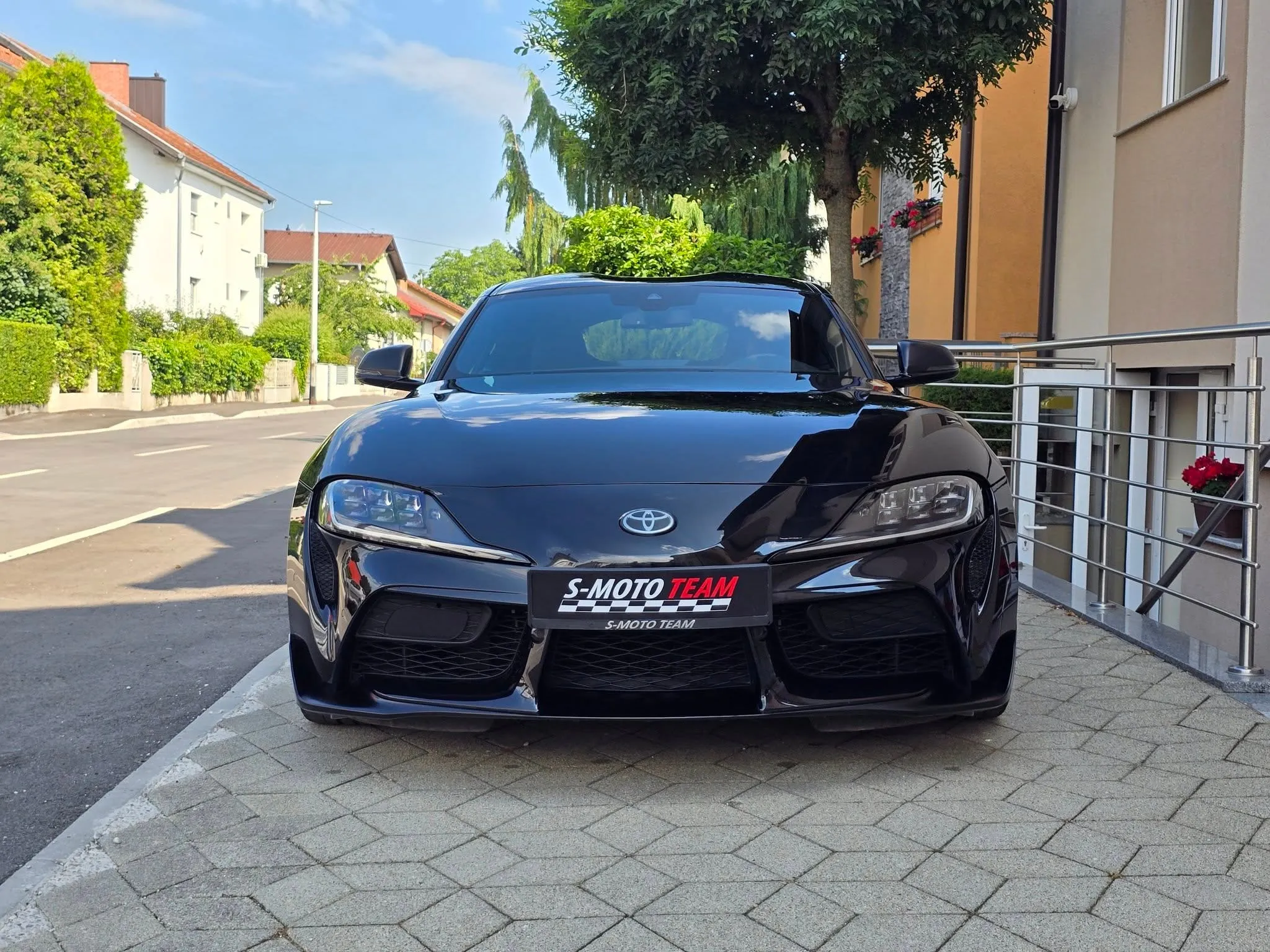 Toyota GR Supra 3.0 u crnoj boji - pogled sprijeda